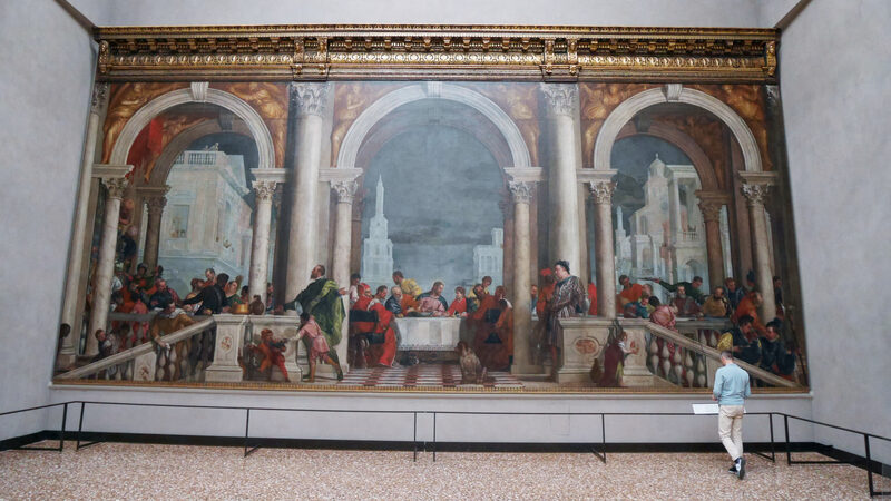 Galerie Accademii : Uczta w domu Lewiego Veronesego to jedno z najbardziej imponujących dzieł kolekcji, a jego monumentalną skalę ukazuje stojąca obok osoba