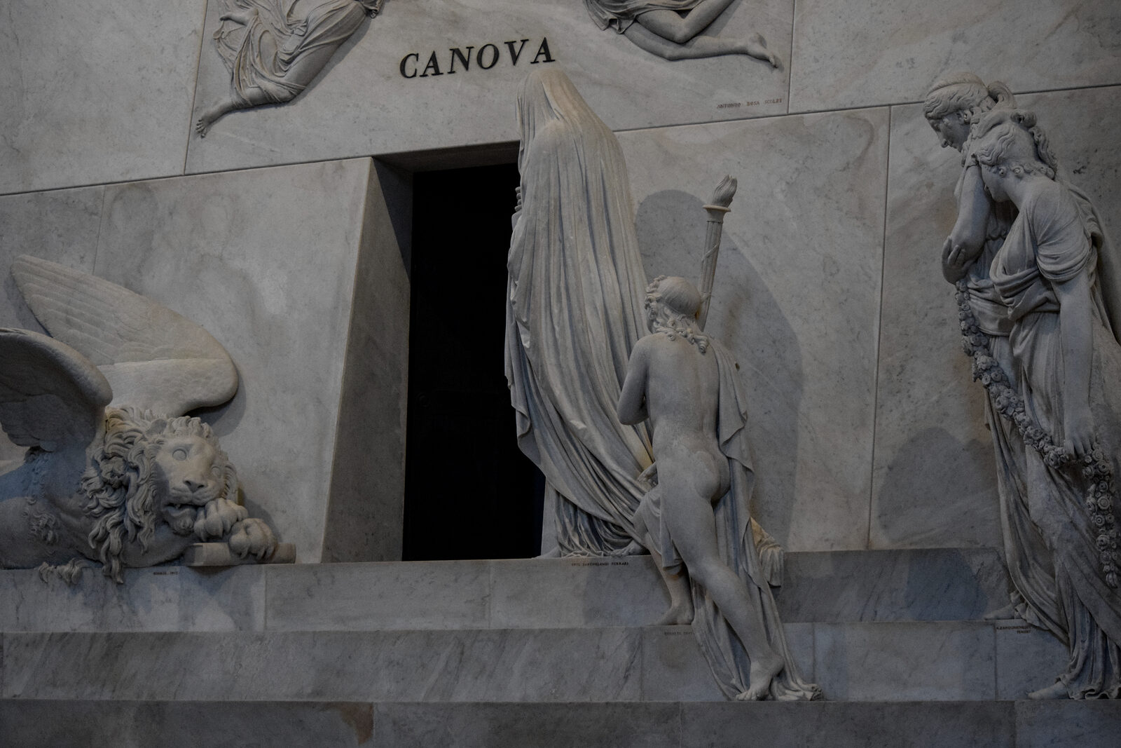 Basilica dei Frari : Canova's mausoleum, abundant with rich symbols, was constructed by his followers based on one of his designs for Titian's tomb (which was never realised)