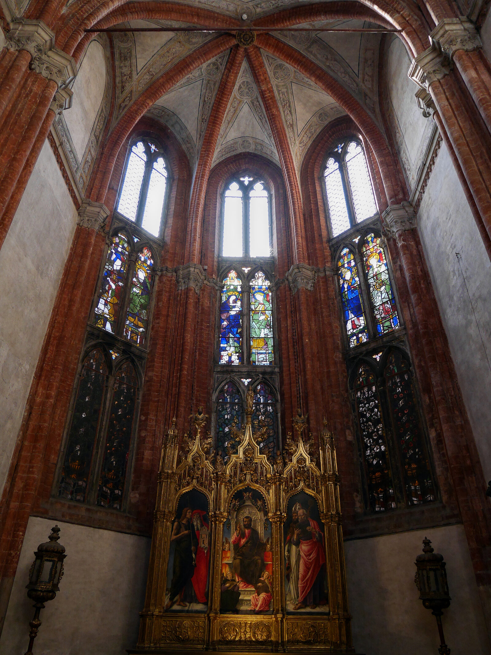 Basilica dei Frari : The Chapel of St. Mark, constructed in 1420, portrays the patron saint of Venice seated on a throne