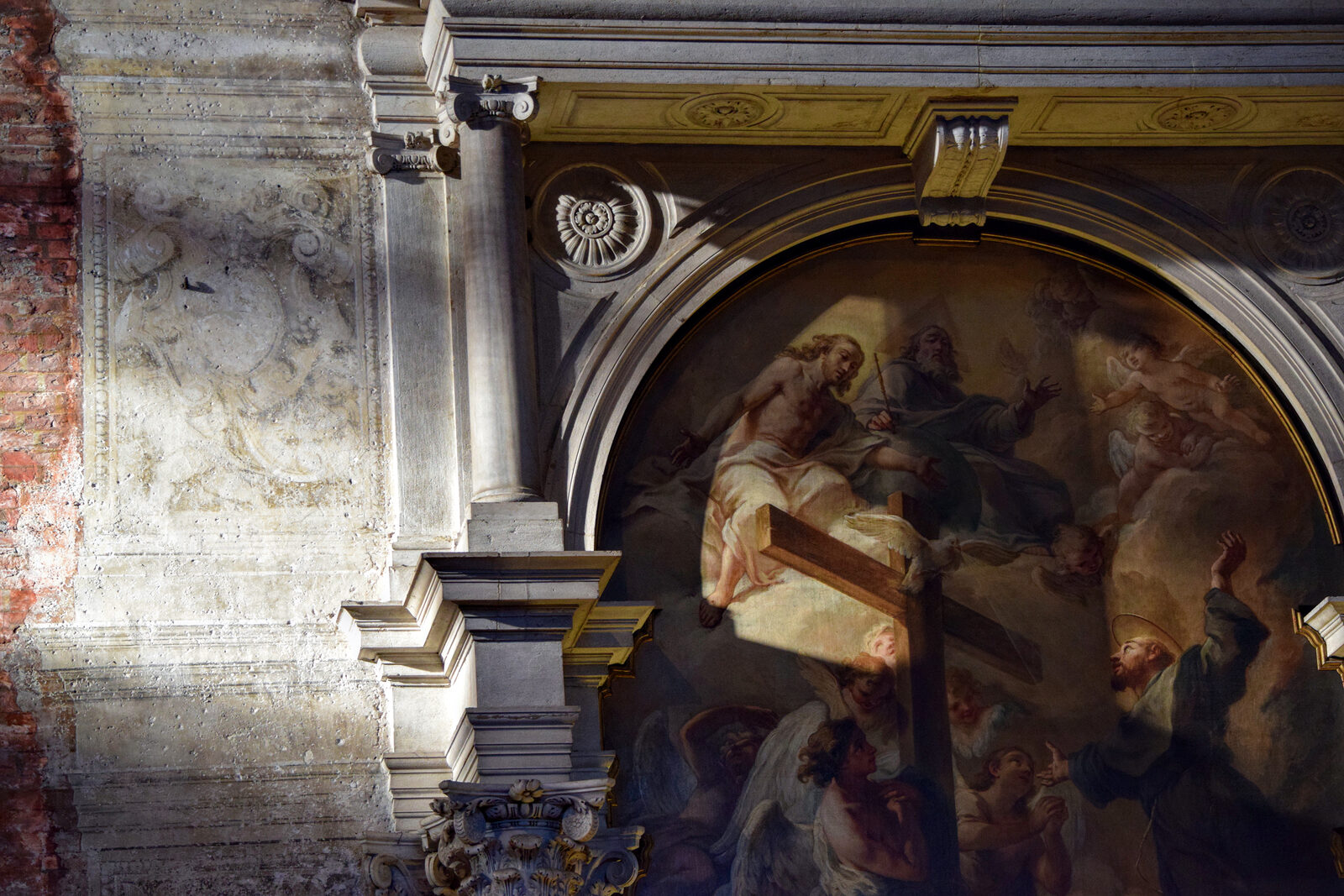 Basilica dei Frari : Under the glass filtered rays of the sun, the unique combination of red brick, Istrian stone and exceptional works of art contributes to a distinctive ambiance