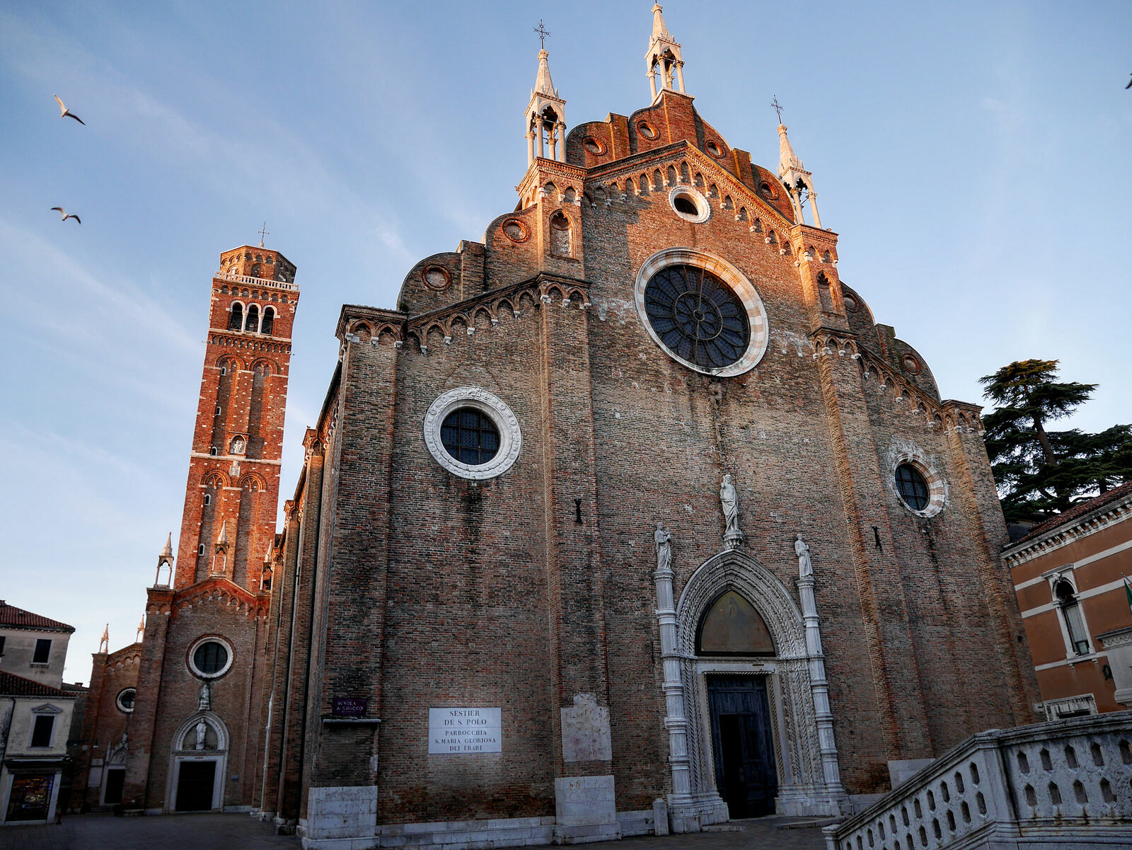 Basilica dei Frari : Similar to many Franciscan churches, the exterior is rather plain, even on the front facade