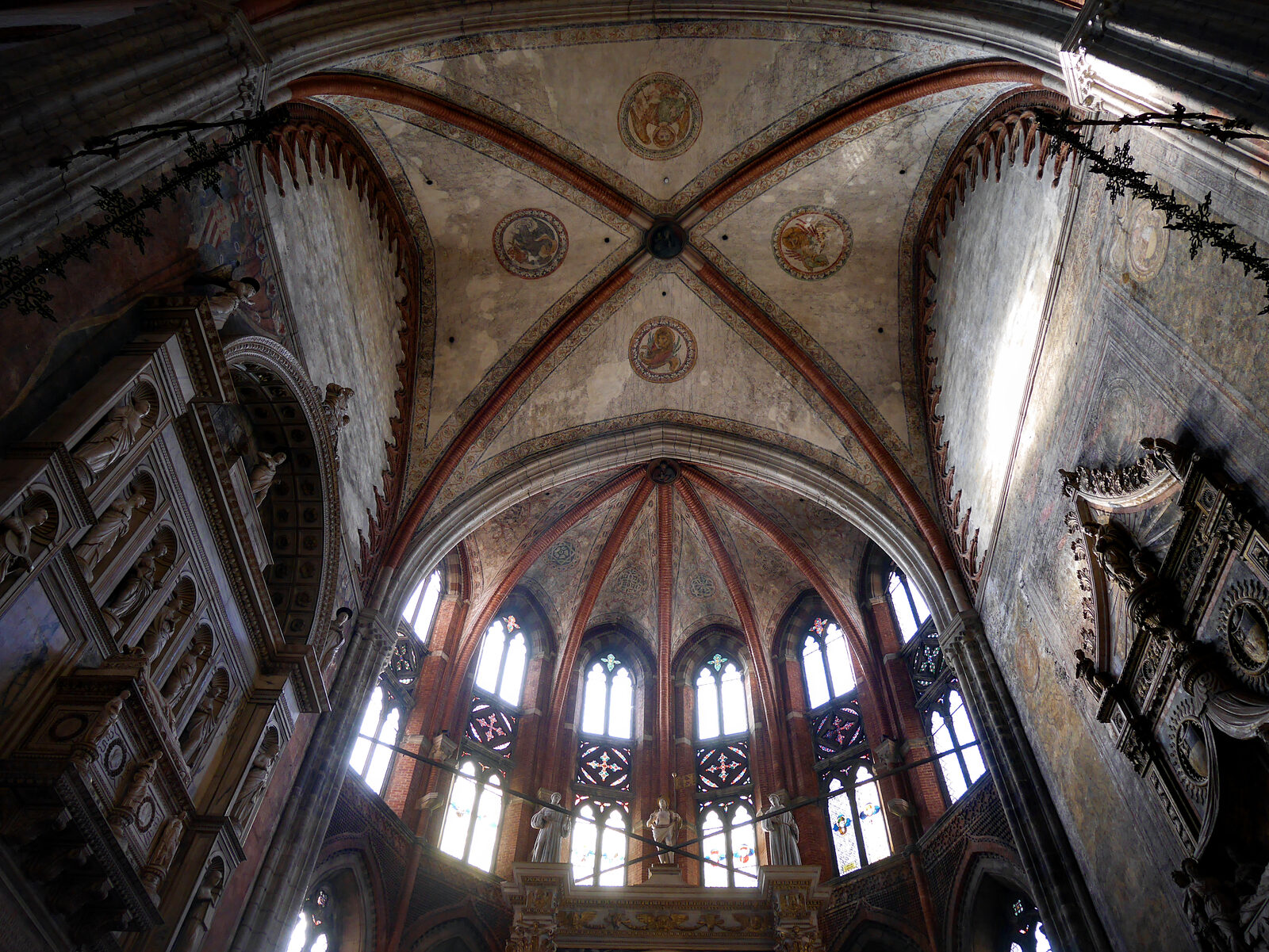Basilica dei Frari : The space feels vast when looking upward from the high altar; on the lateral sides of the presbytery, there are two monuments dedicated to Doges Tron and Foscari