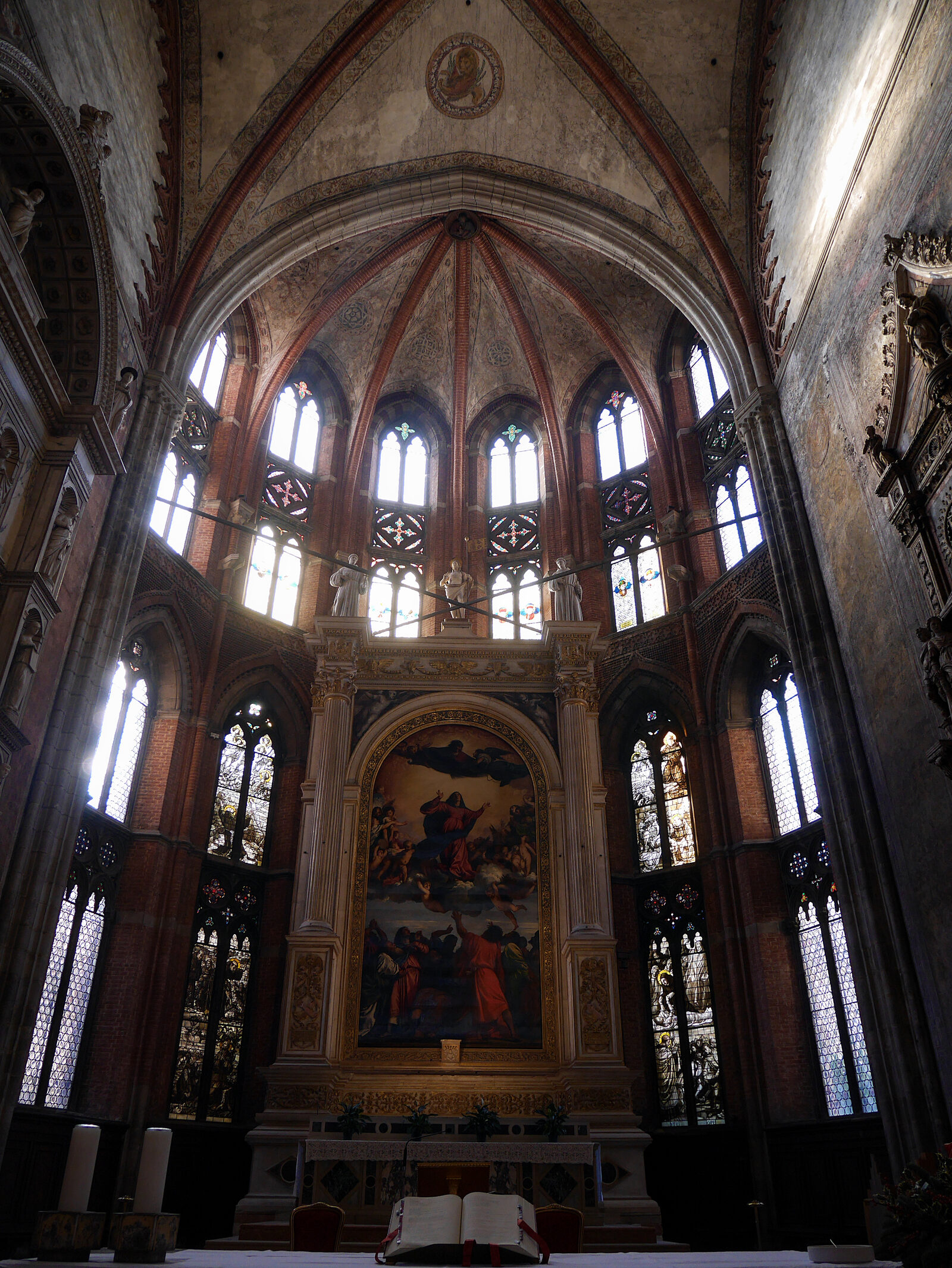 Basilica dei Frari : Titian's 'Assumption of the Virgin', also known as the 'Frari Assumption', is the centerpiece of the high altar