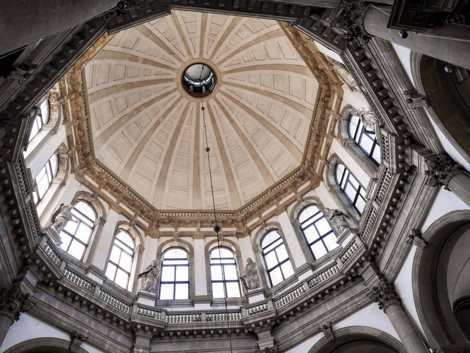 La Salute : A glimpse inside the colossal dome, said to symbolize the Virgin’s crown