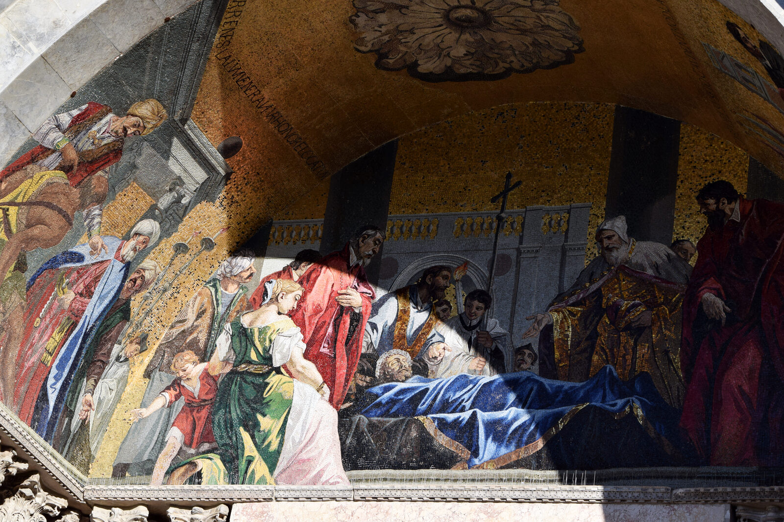 Basilica di San Marco : The mosaic on a portal facing Piazza San Marco depicts the arrival of St. Mark's body in Venice