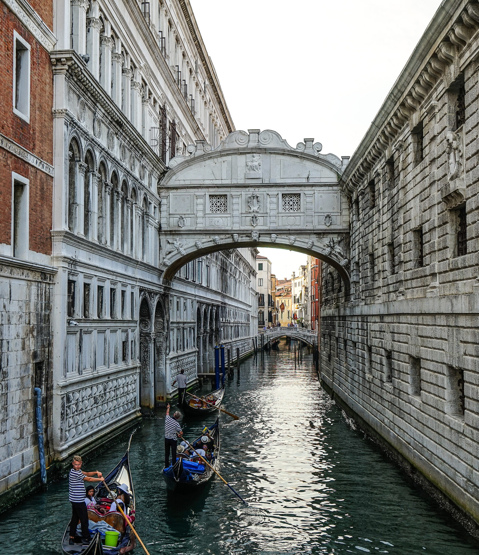 Bridge of Sighs : View facing inland, from the touristy Ponte della Paglia