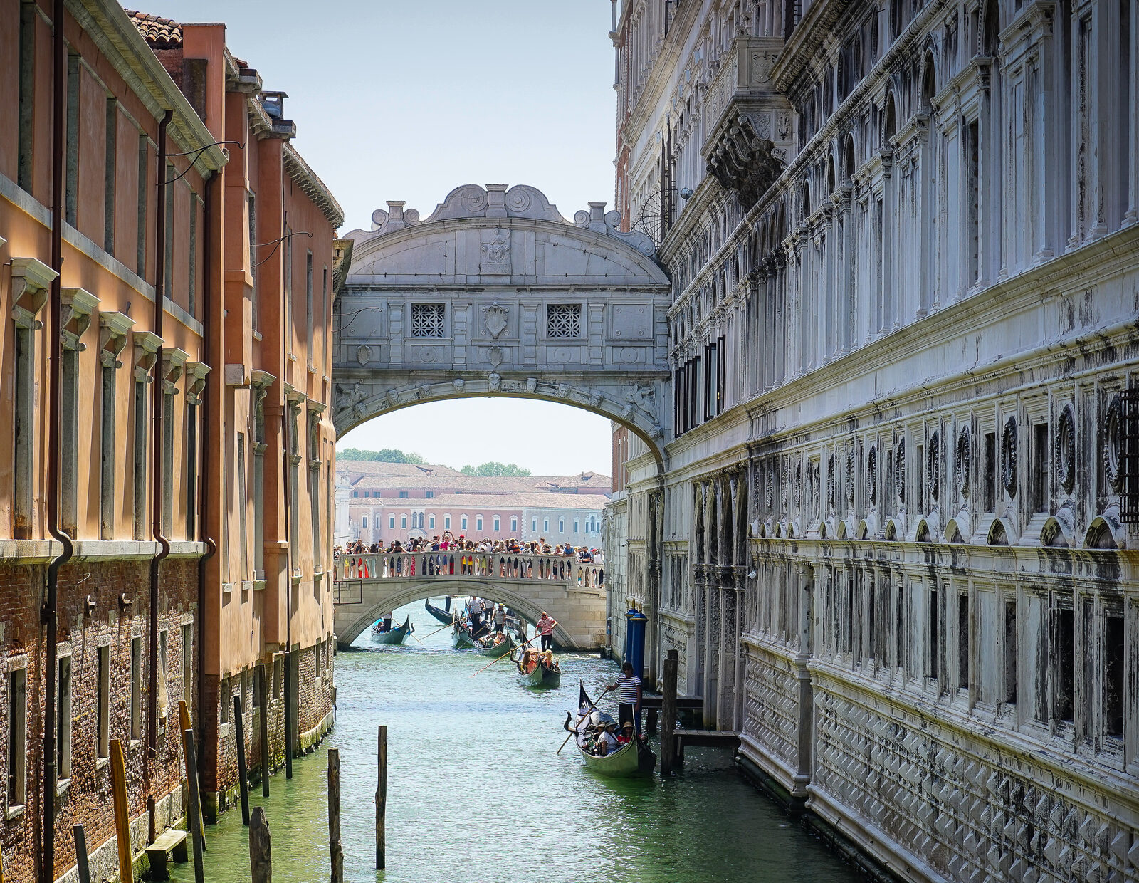 Ponte dei Sospiri : Un’altra prospettiva dal Ponte della Canonica, guardando verso sud, con gondole in arrivo sotto il Ponte della Paglia
