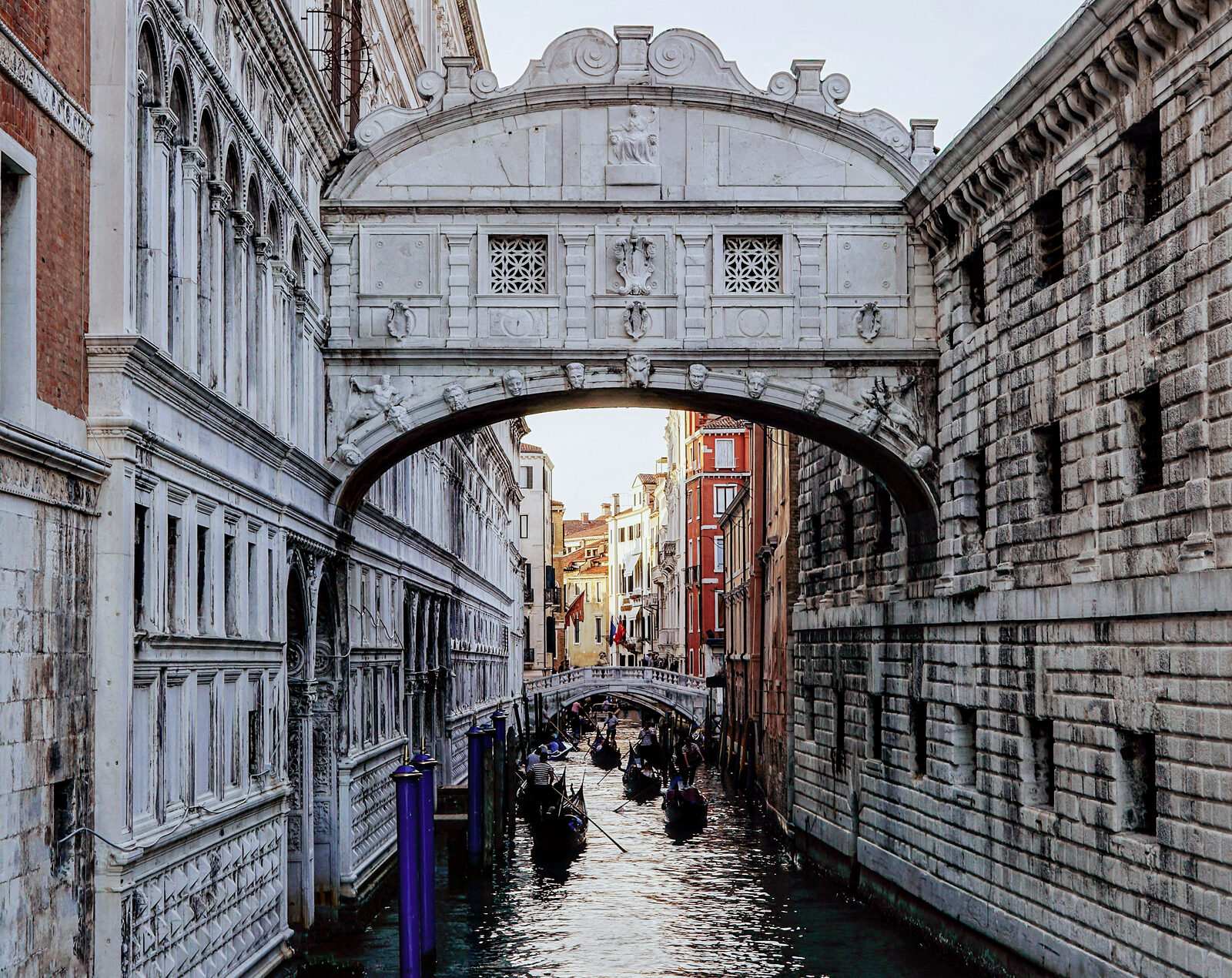 Ponte dei Sospiri : Il ponte collega Palazzo Ducale, a sinistra, alle Prigioni Nuove, a destra - visto dal punto panoramico sempre affollato di Ponte della Paglia