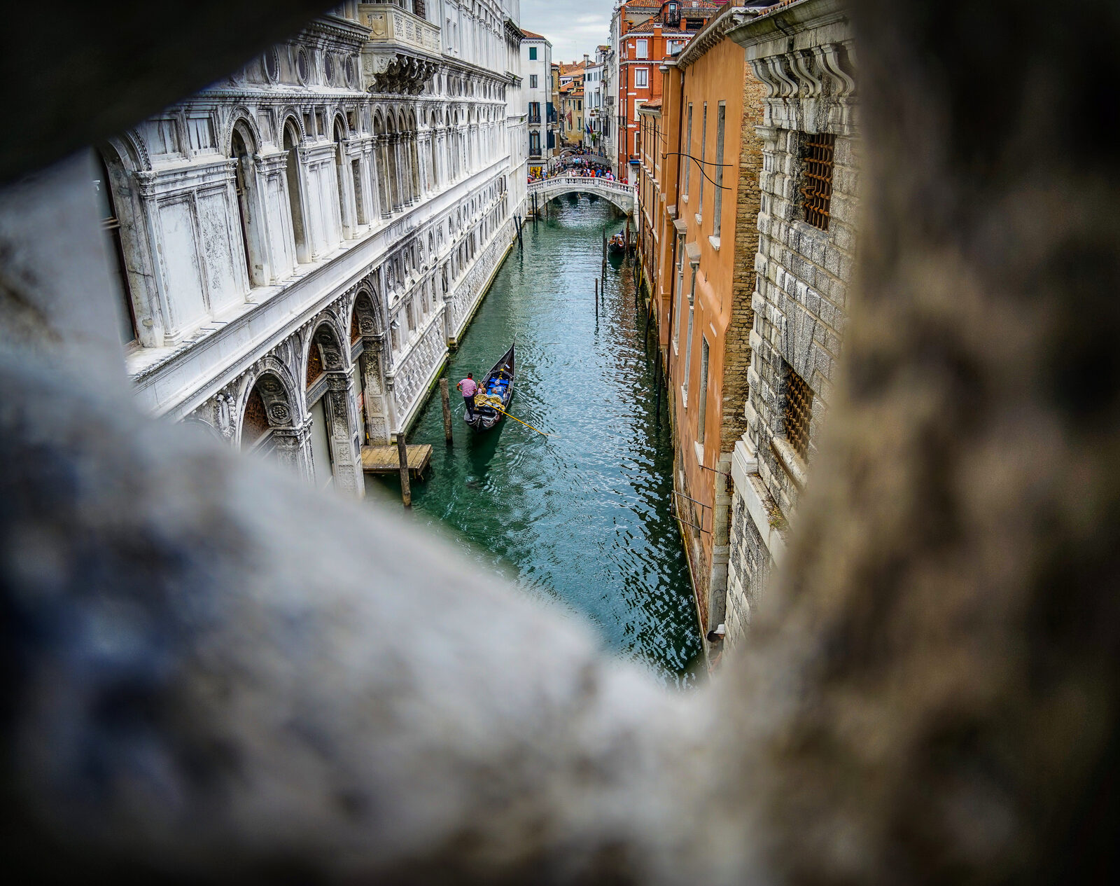 Ponte dei Sospiri : La vista dalle minuscole finestre sbarrate doveva strappare un sospiro ai prigionieri, offrendo un ultimo sguardo su Venezia, con il Ponte della Canonica sullo sfondo
