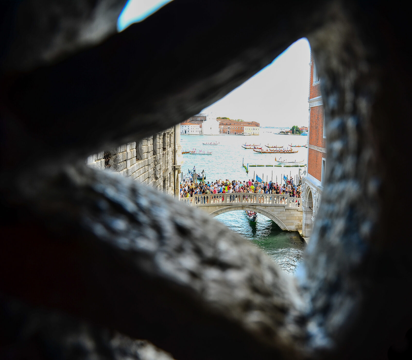 Ponte dei Sospiri : E forse ancora di più verso la laguna, dove l’apertura del mare e le barche offrivano uno scorcio di libertà (allora non c’erano turisti a fotografare il ponte da Ponte della Paglia)