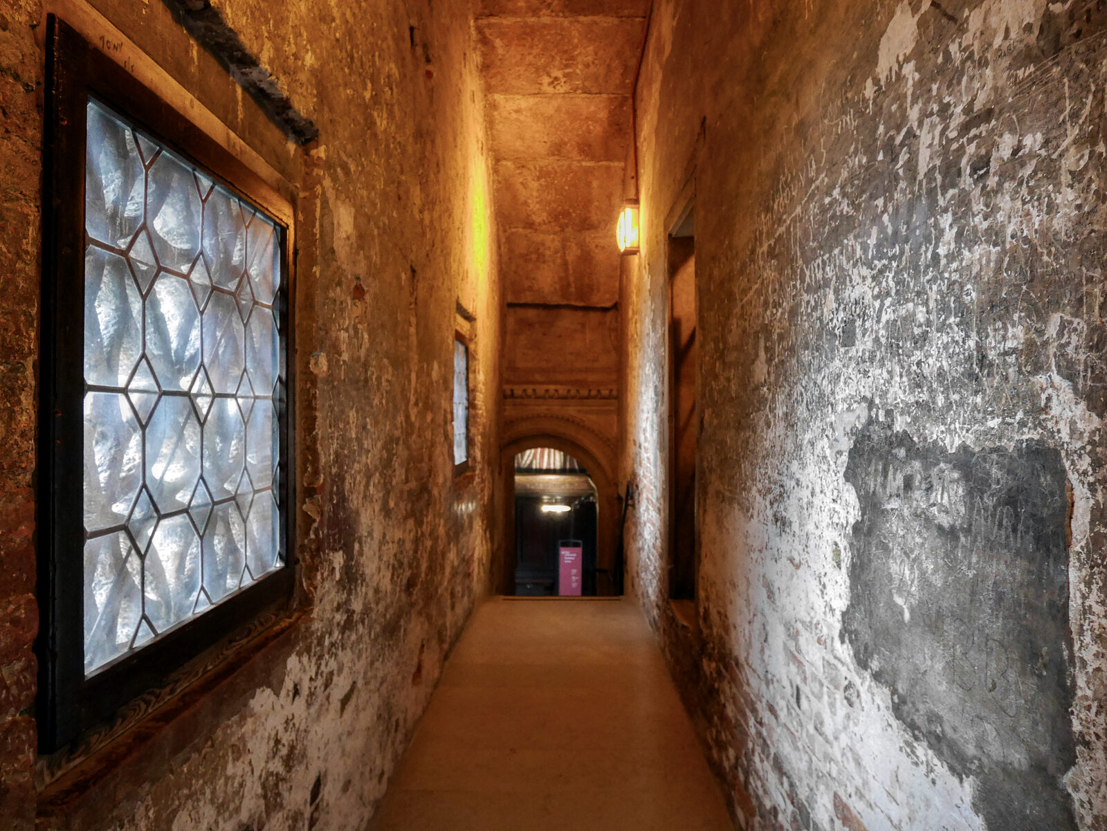 Ponte dei Sospiri : All’interno del ponte, procedendo verso Palazzo Ducale