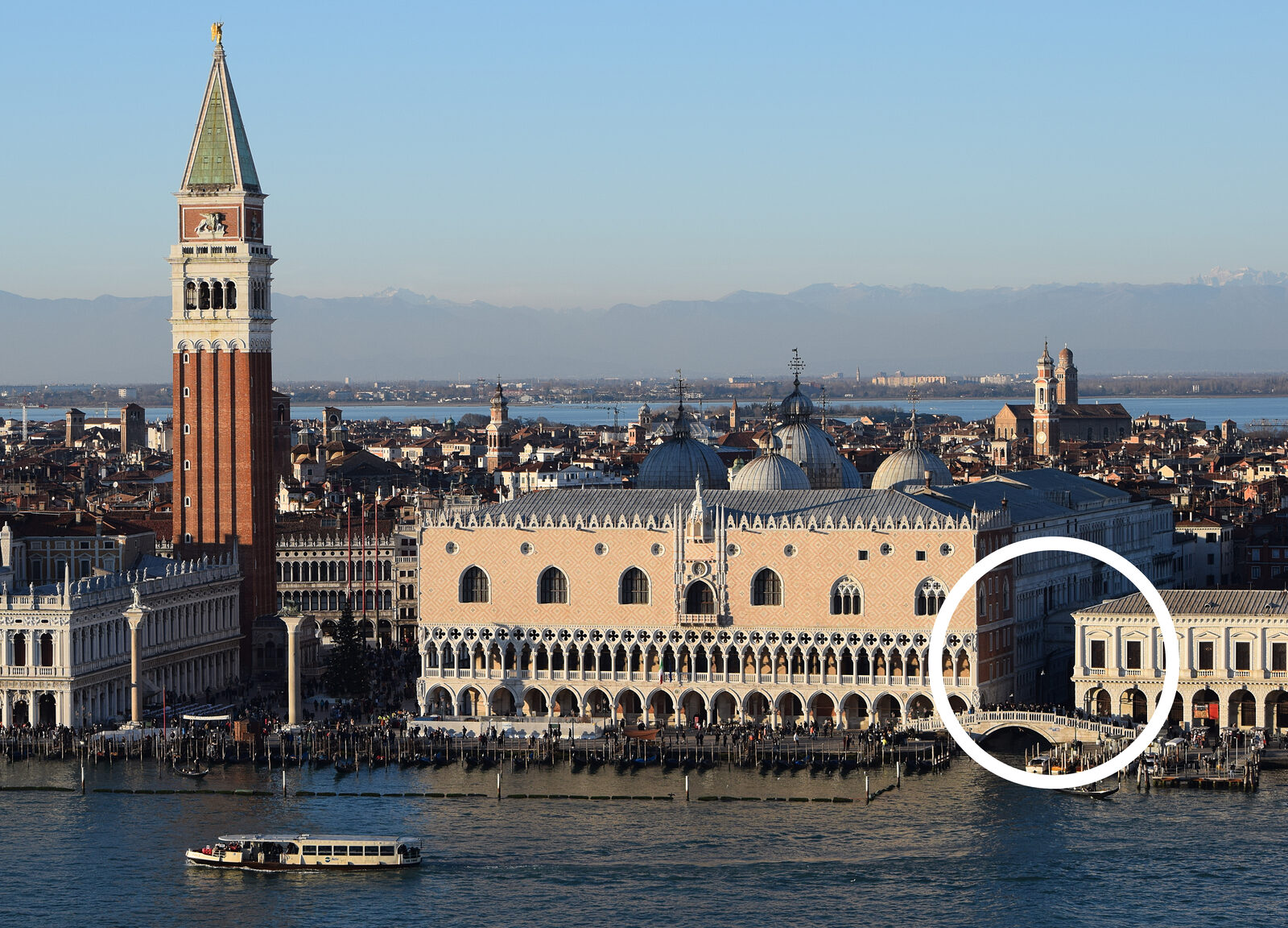 Ponte dei Sospiri : Il ponte è incastonato nello stretto spazio tra il palazzo e le prigioni - visto dal campanile di San Giorgio Maggiore