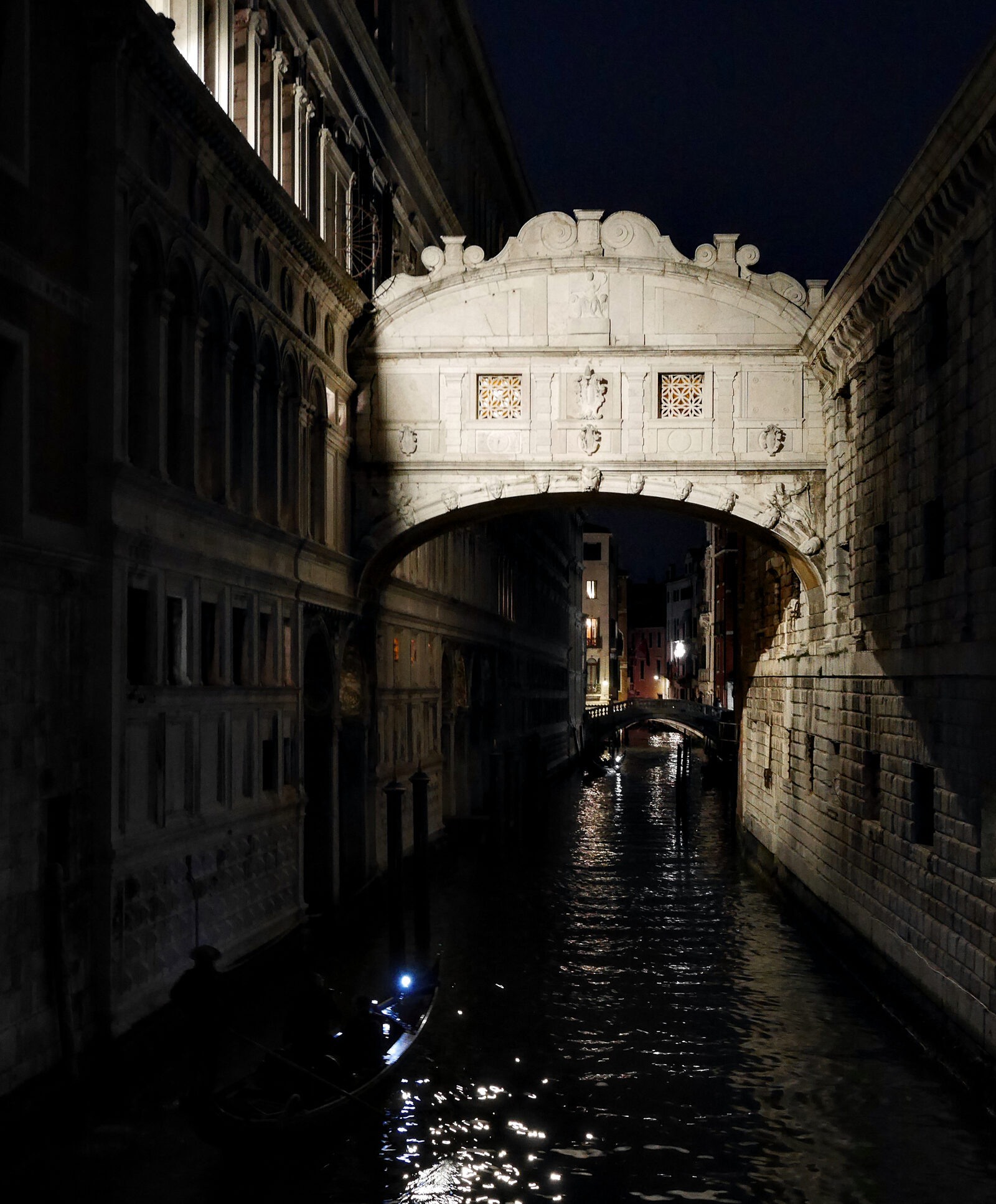 Ponte dei Sospiri : Di notte, il ponte assume un fascino quasi spettrale