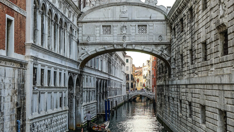 Bridge of Sighs : View facing inland, from the touristy Ponte della Paglia