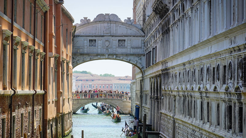 Ponte dei Sospiri : Un’altra prospettiva dal Ponte della Canonica, guardando verso sud, con gondole in arrivo sotto il Ponte della Paglia