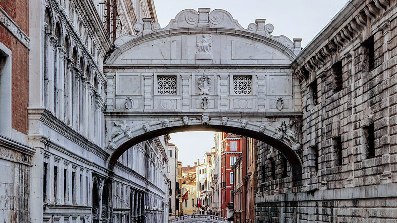 Ponte dei Sospiri : Il ponte collega Palazzo Ducale, a sinistra, alle Prigioni Nuove, a destra - visto dal punto panoramico sempre affollato di Ponte della Paglia
