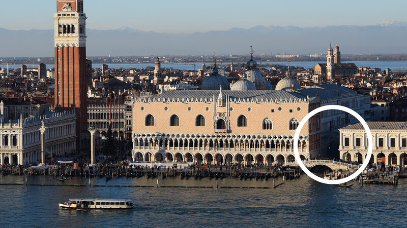 Ponte dei Sospiri : Il ponte è incastonato nello stretto spazio tra il palazzo e le prigioni - visto dal campanile di San Giorgio Maggiore