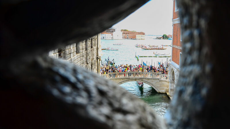 Bridge of Sighs : One last sigh, looking at the lagoon