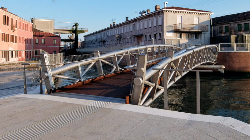 印象的な橋 : Ponte Valeria Solesin