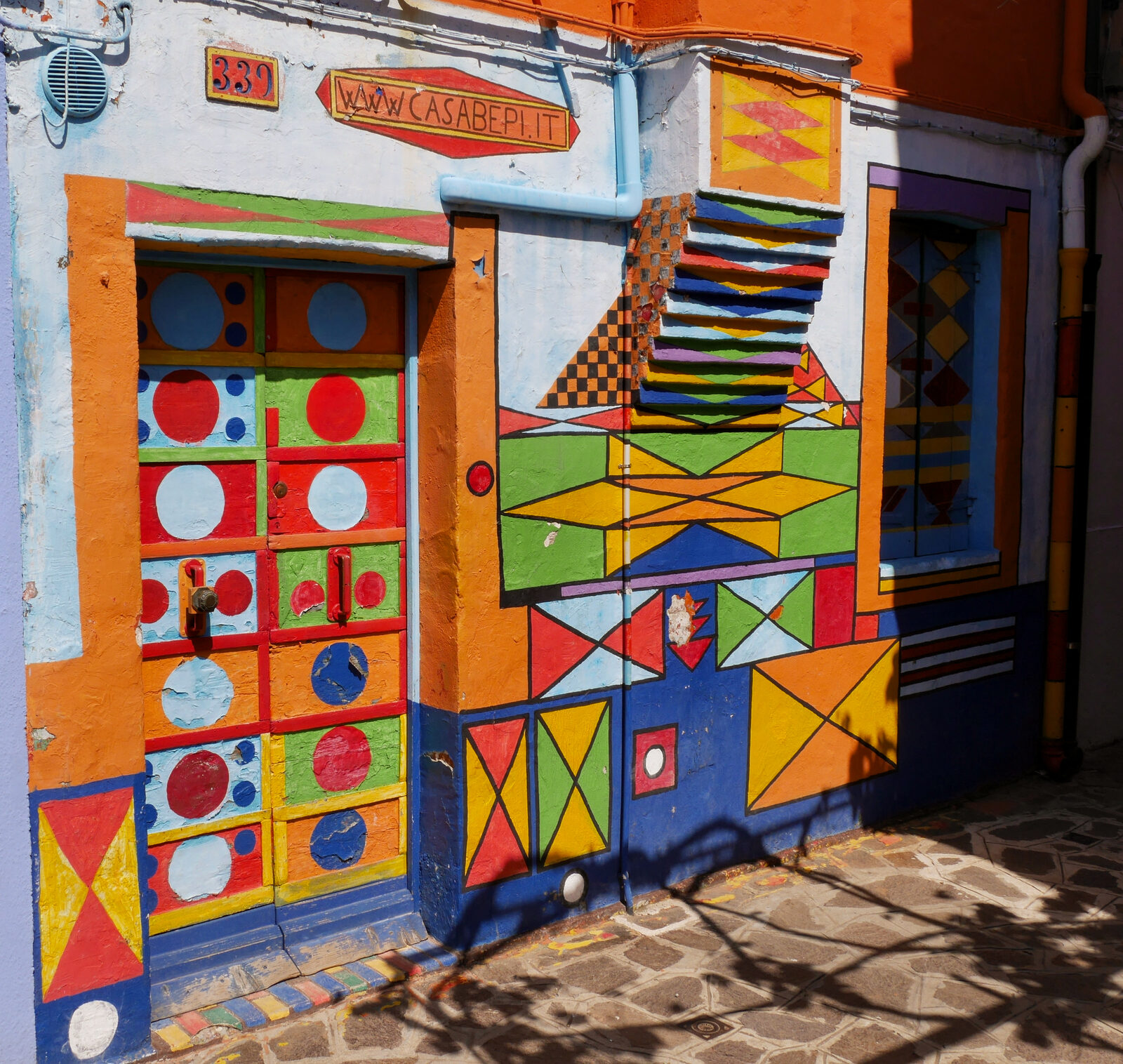 Burano : Until the early 1980s, Bepi hosted outdoor cinema nights in front of his house, delighting children with cartoons and funny films