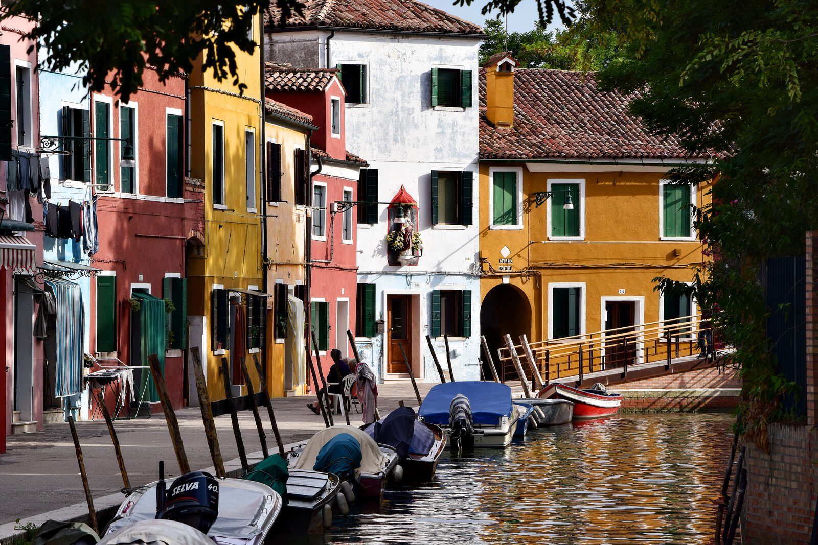 Burano : Legend has it that fishermen painted their houses in bright, distinctive colors so they could easily spot them in the thick morning mist when returning from fishing