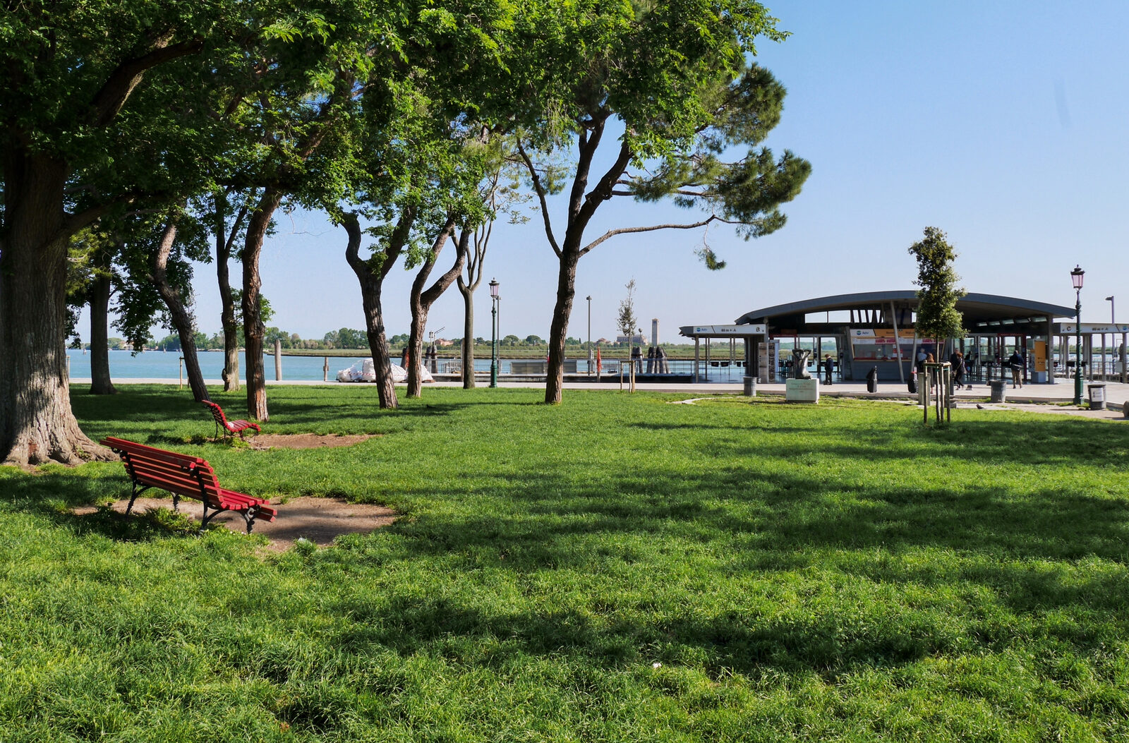Burano : More greenery can be found at the northern end of the island, near the vaporetto stop