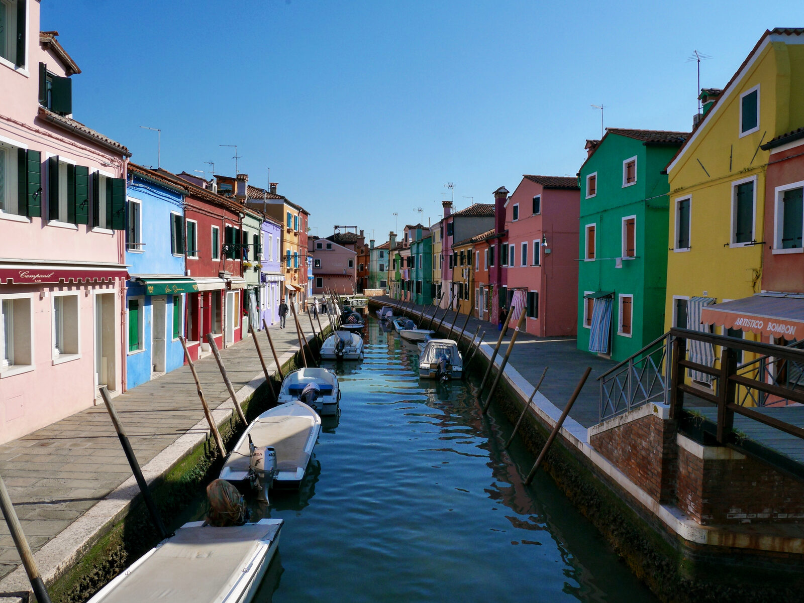 Burano : The 360-degree views from Tre Ponti over the nearby colorful houses make it a favorite photo spot