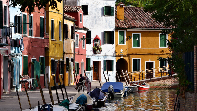 Burano : Legend has it that fishermen painted their houses in bright, distinctive colors so they could easily spot them in the thick morning mist when returning from fishing