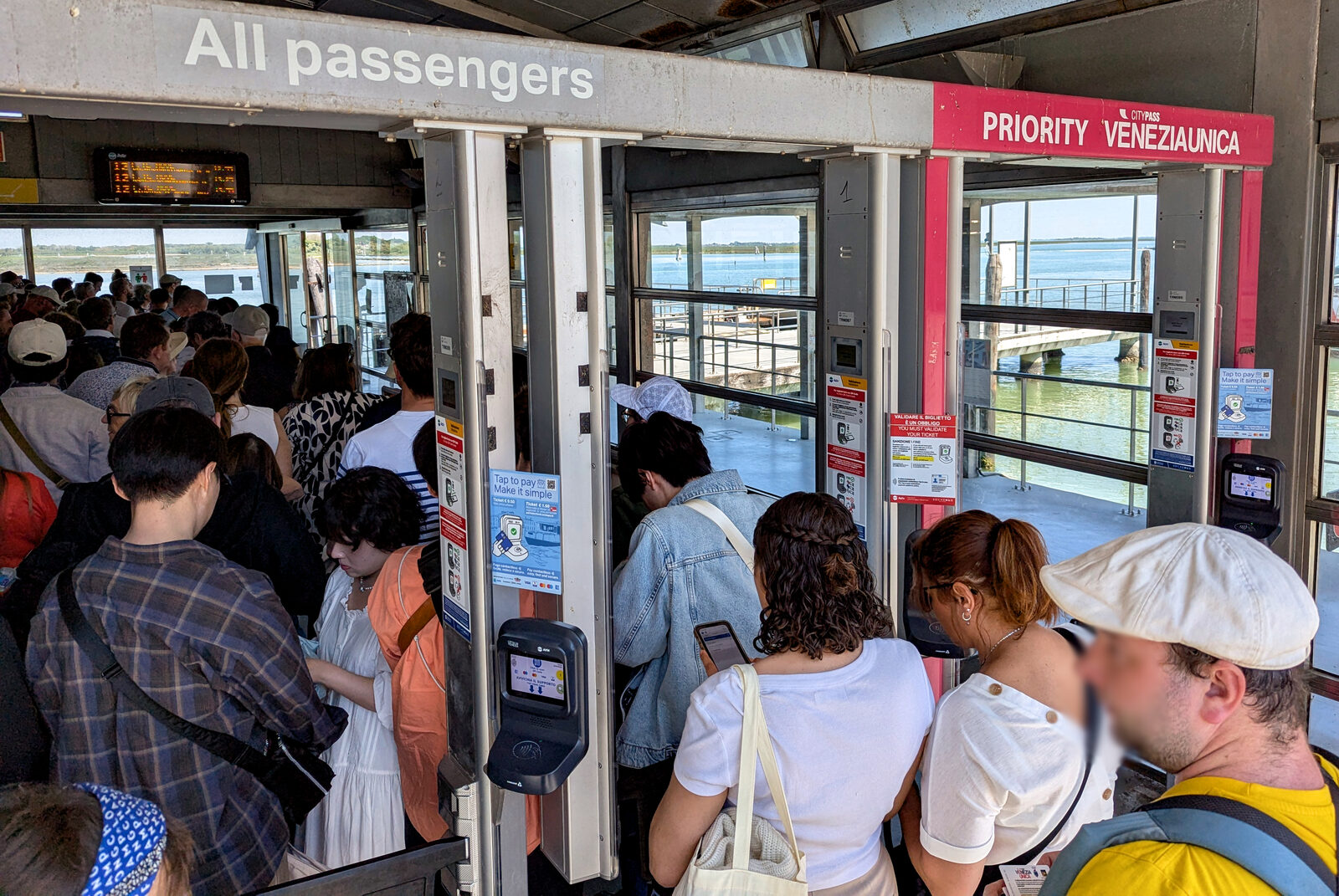 Burano : Be aware that the vaporetto stop can become crowded from midday, as many visitors return to Venice