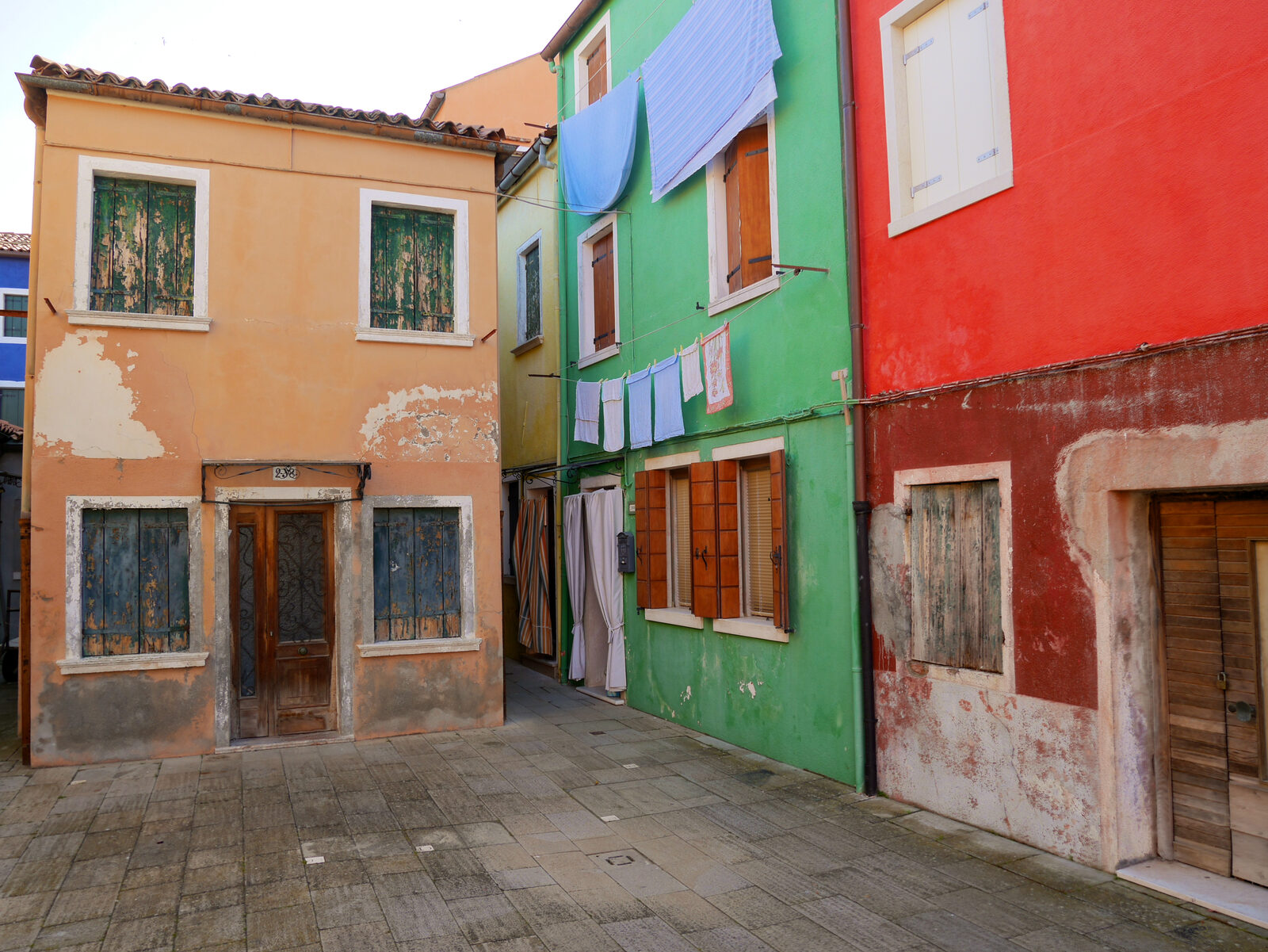 Burano : You'll also come across houses that aren't as freshly painted as most others