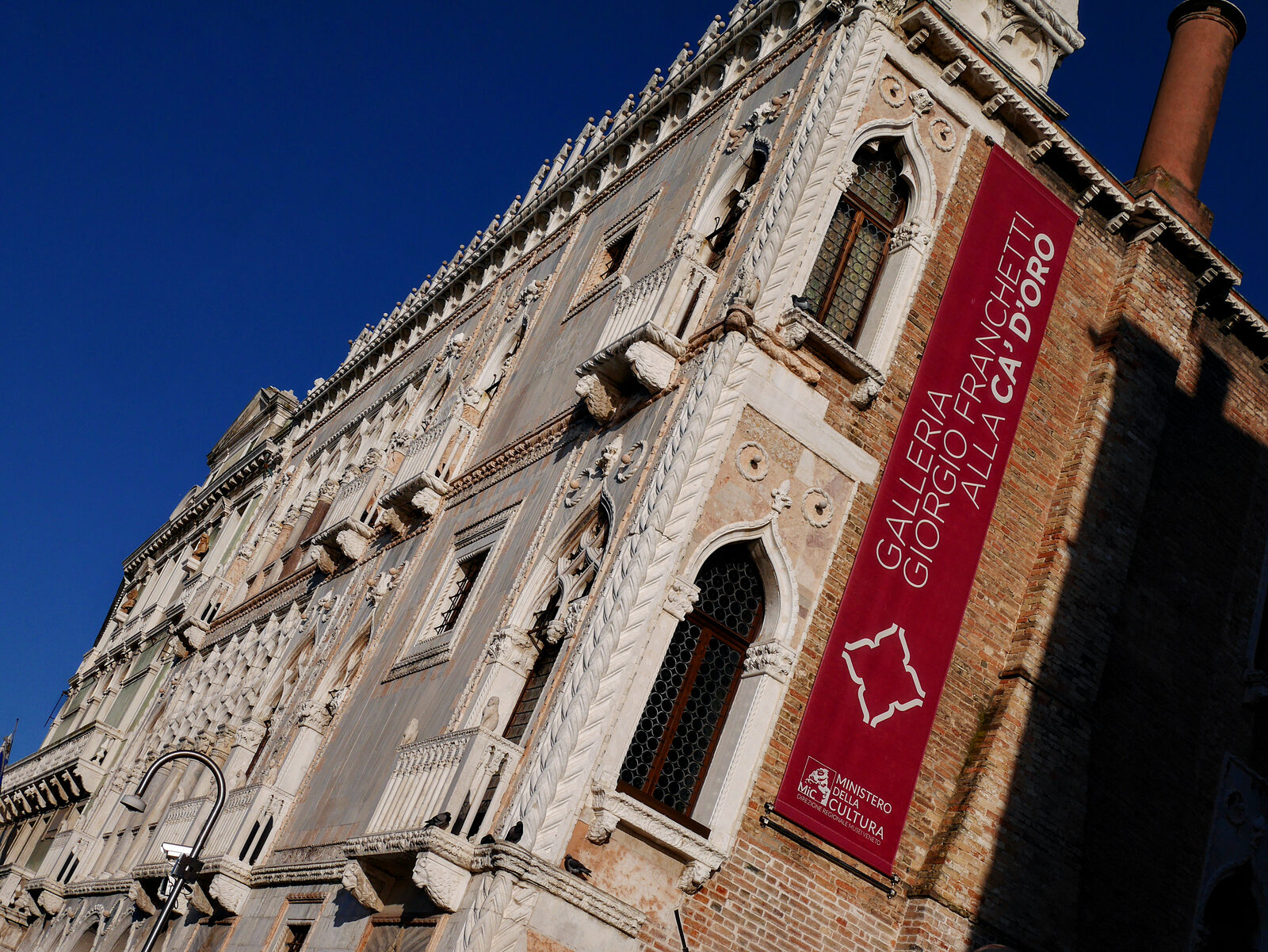 Ca' d'Oro : Exterior view from the vaporetto stop sharing the palace's name