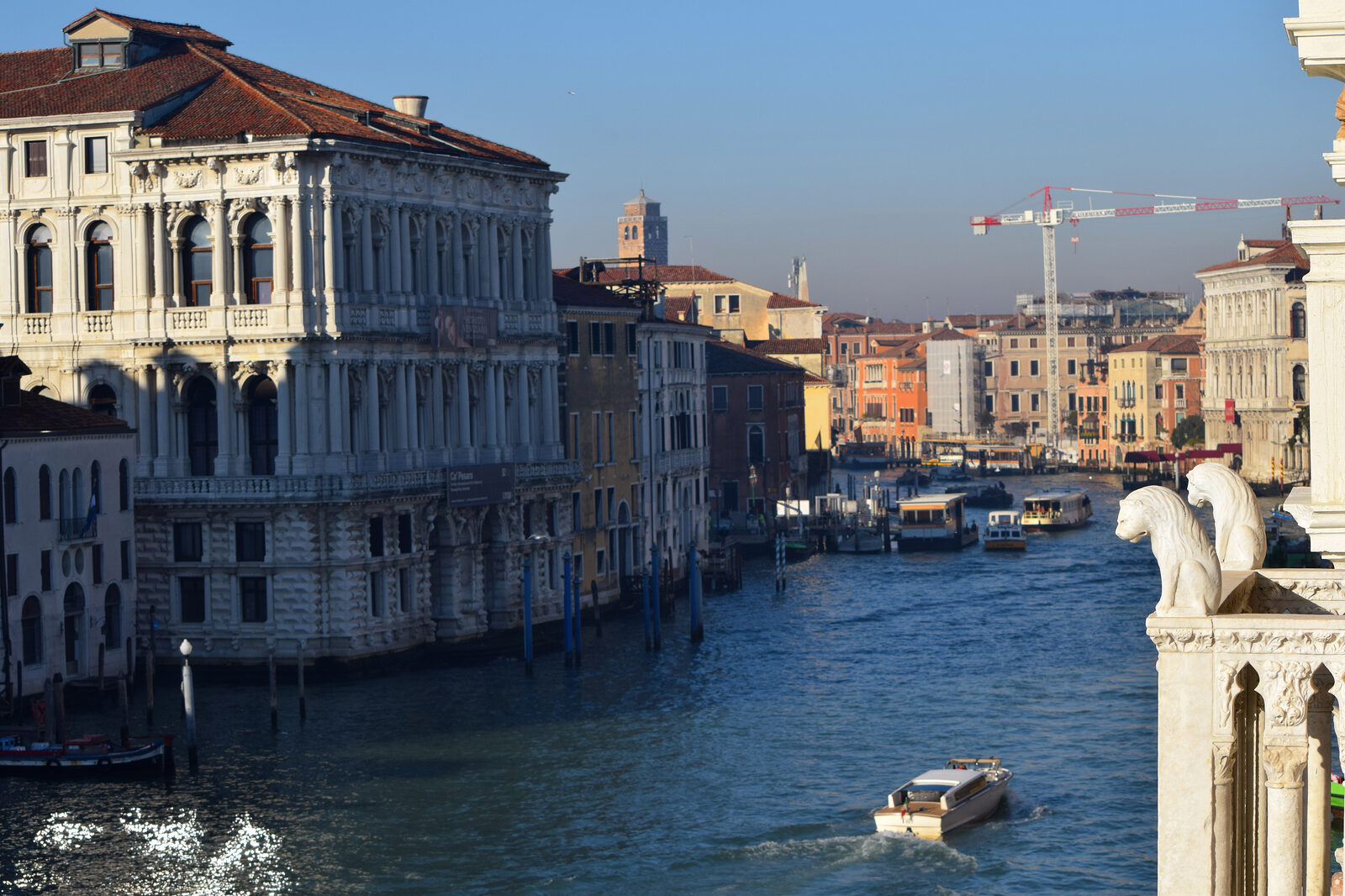 Ca' d'Oro : In the opposite direction, you can instantly recognize the colossal facade of Ca' Pesaro