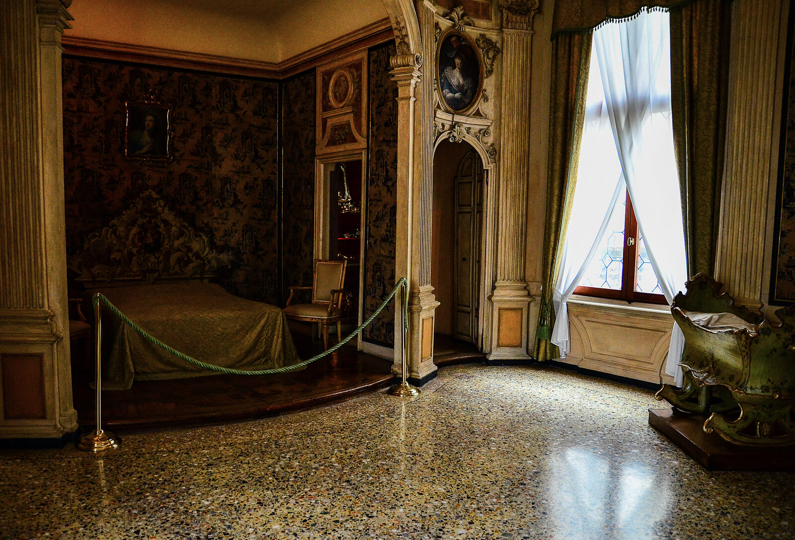 Ca' Rezzonico : Reconstruction of an 18th-century bedchamber, complete with dressing rooms, a wardrobe room and a boudoir
