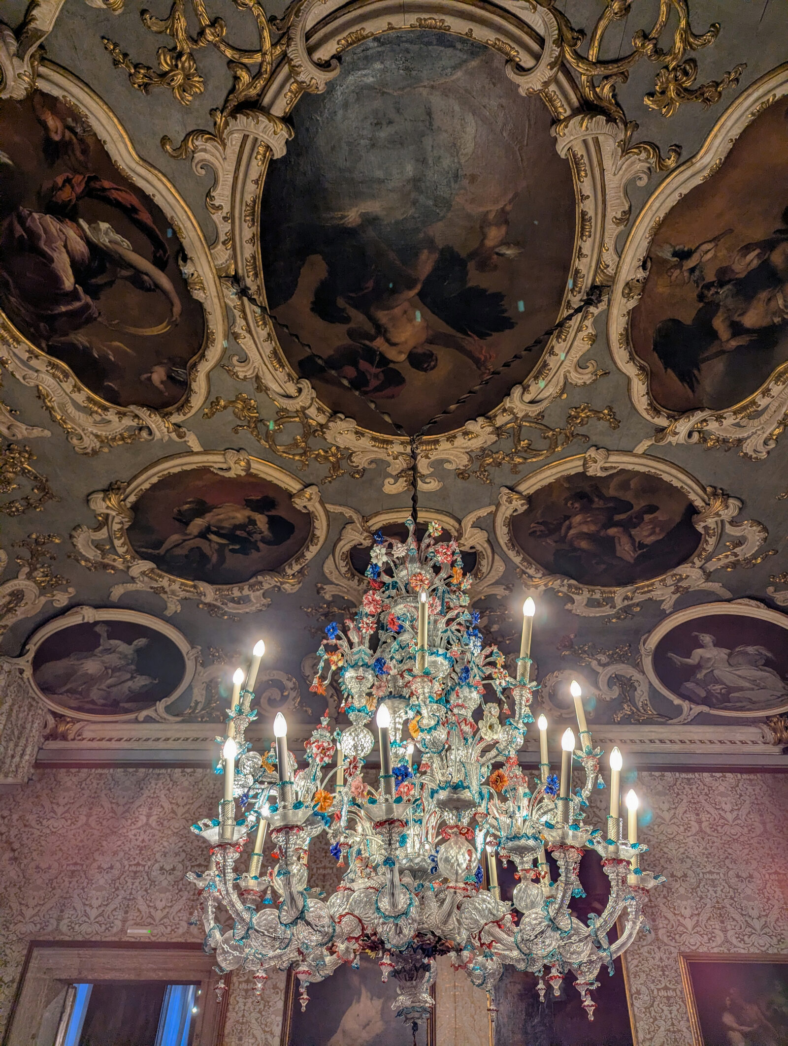 Ca' Rezzonico : A Sala Brustolon, com um notável teto decorado com onze telas, originalmente instaladas no Palazzo Nani