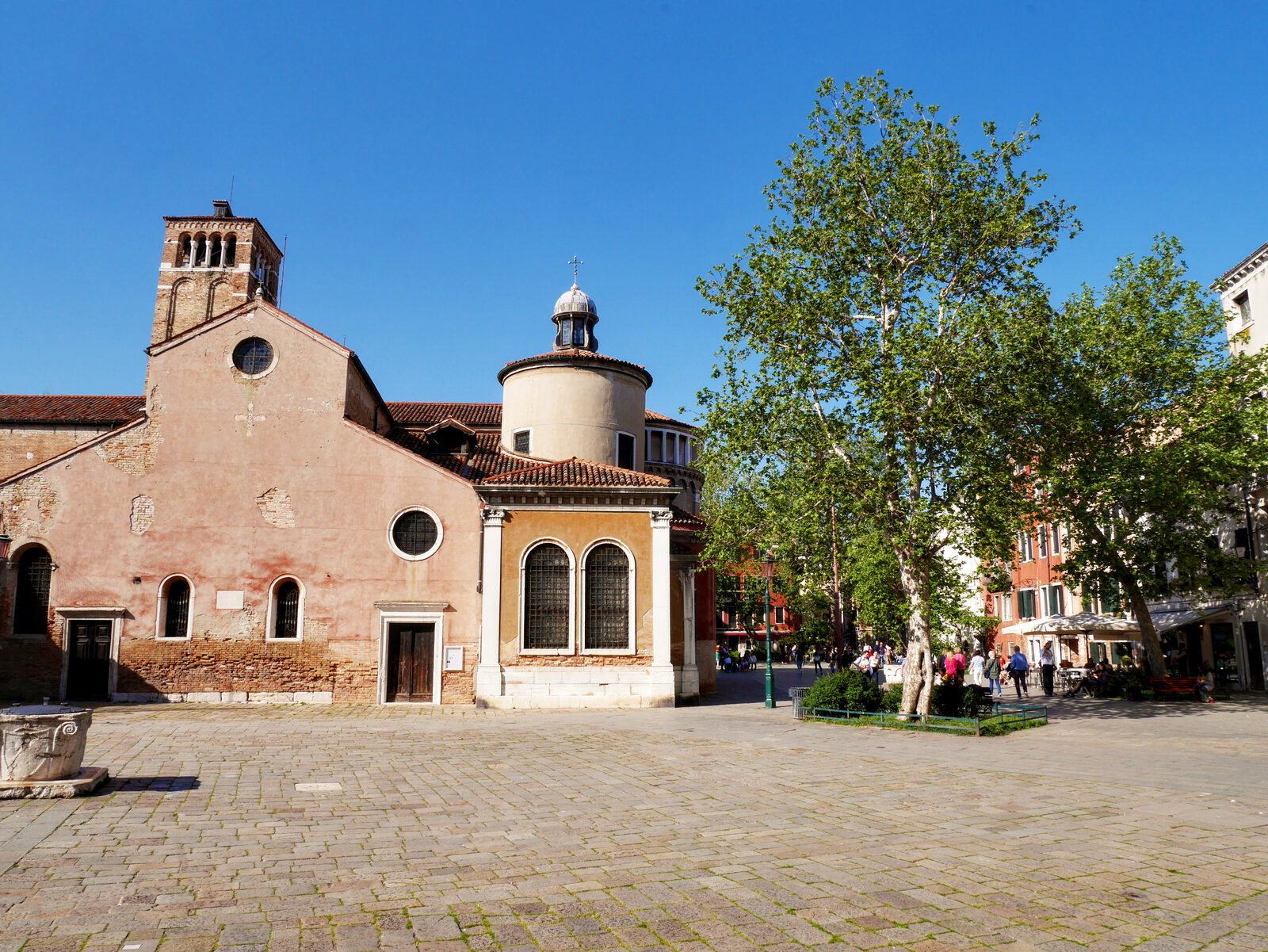 Campo San Giacomo : At the southern tip of the square, where shade is scarce, the main landmark, San Giacomo dall'Orio, stands as the focal point