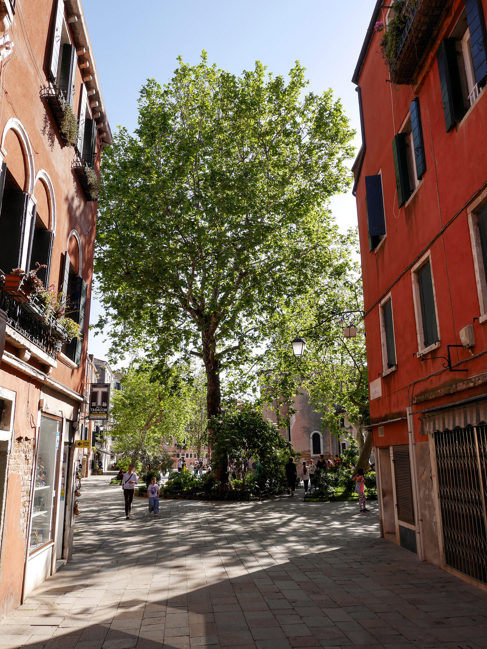 Campo San Giacomo : Here’s the view of the campo opening up as you arrive from the north, i.e. from Natural History Museum