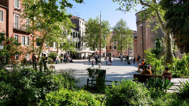 Campo San Giacomo : At the northern part of the square, there's an unusual patch of green — a rare treat in Venice's squares