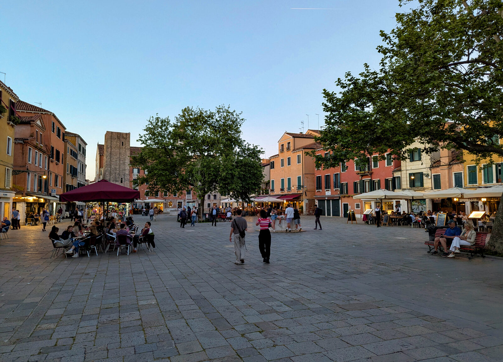 Campo Santa Margherita : The lively mix of locals and visitors is even more vibrant as evening approaches, with cafes filling up and the square humming with conversation