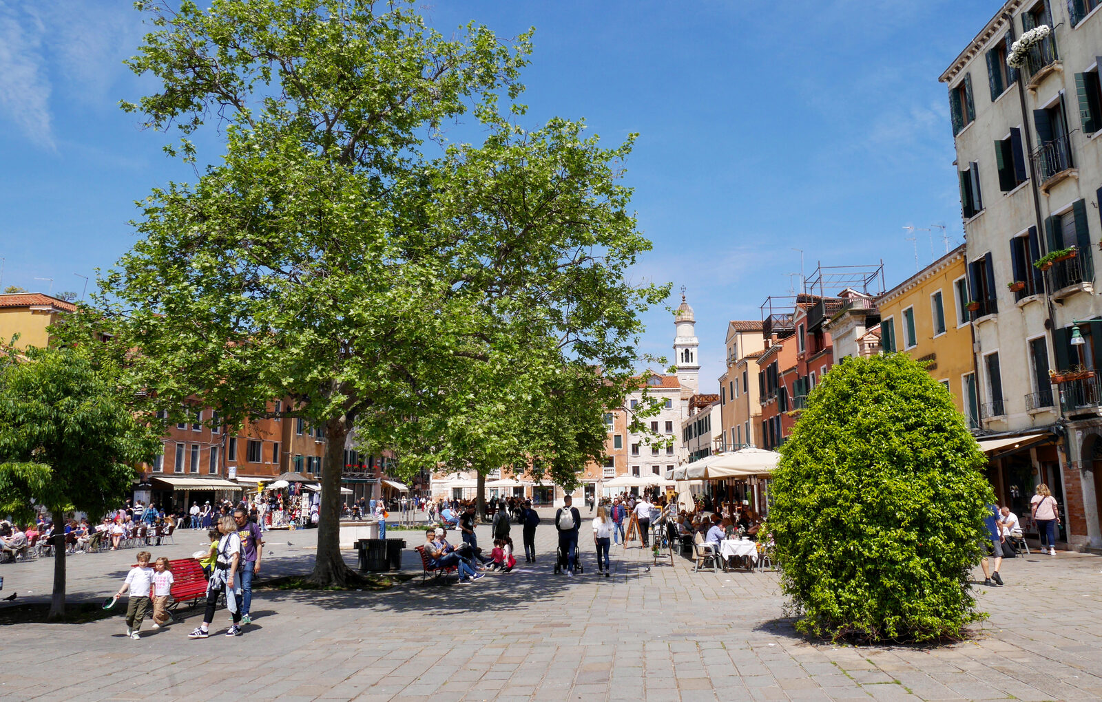 Campo Santa Margherita : Vegetation is rare in Venetian campos, but here a couple of trees offer welcome shade from the summer sun.