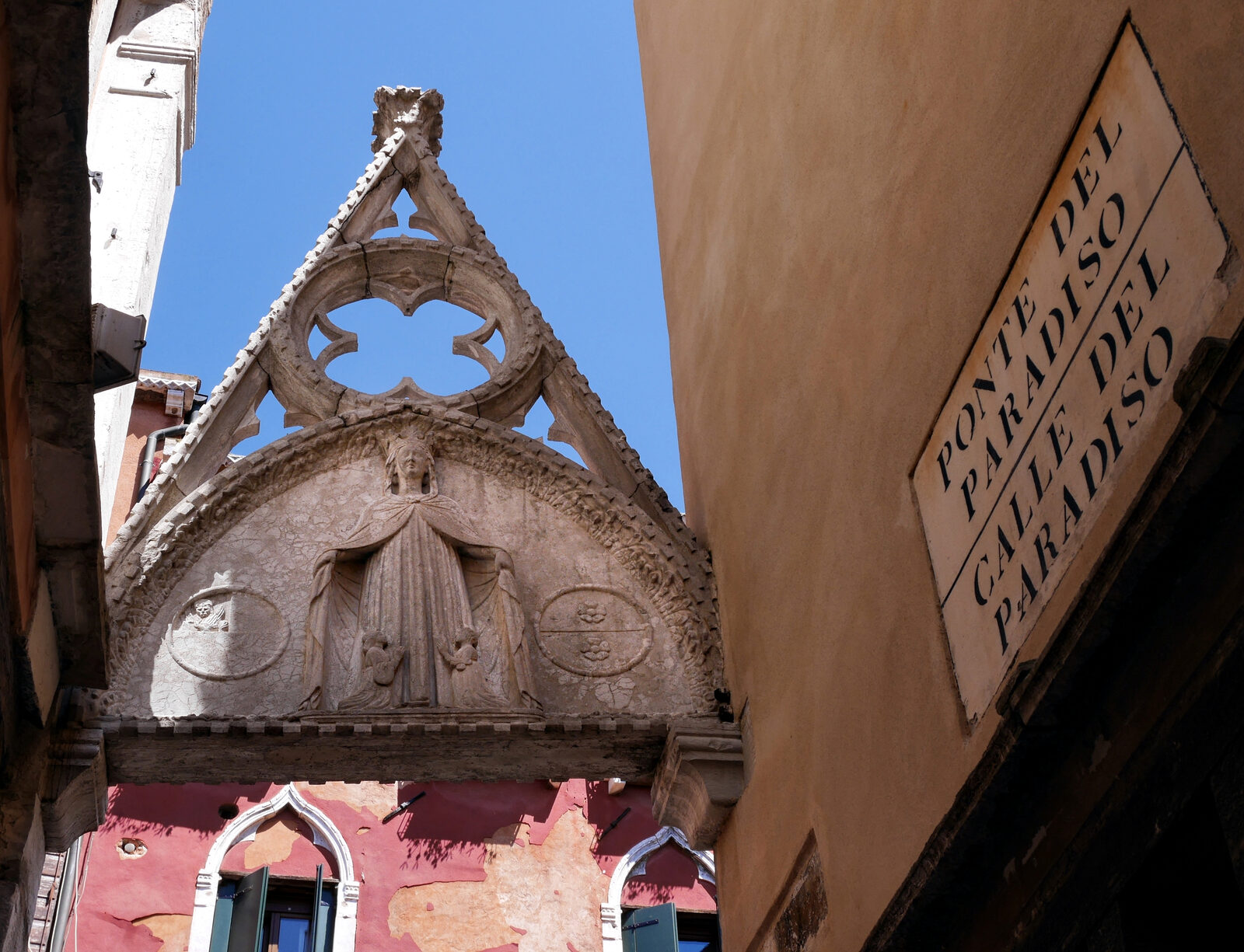 Campo Santa Maria Formosa : The arch may commemorate a union between the Foscari and Mocenigo families — possibly the couple depicted kneeling at the Virgin’s feet
