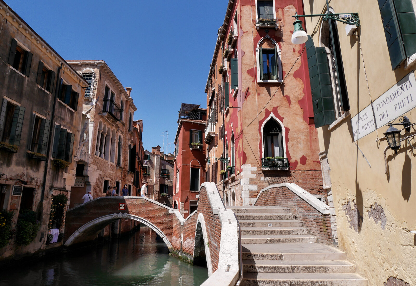 Campo Santa Maria Formosa : At the western end of the campo are two charming bridges at a 90-degree angle to each other: Ponte dei Preti and Ponte del Paradiso