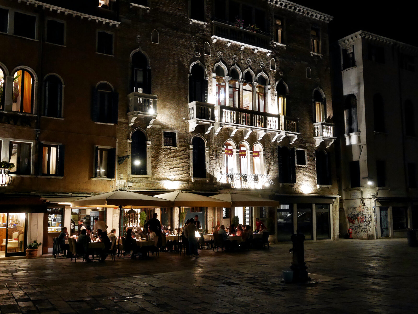 Campo Santa Maria Formosa : By night, the campo takes on a mysterious allure — shadowy and atmospheric, yet still humming with life