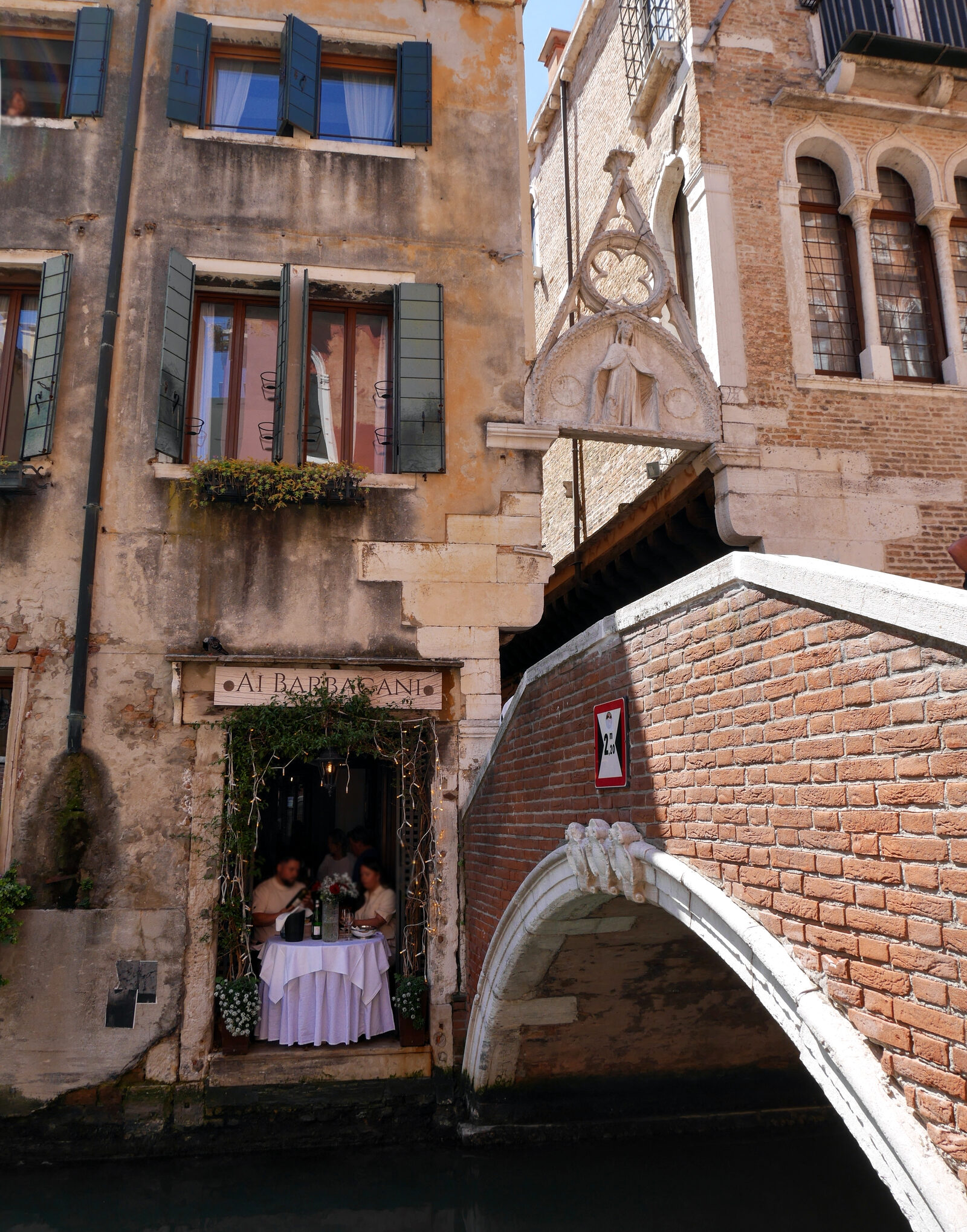 Campo Santa Maria Formosa : Atop Ponte del Paradiso, flanked by houses on barbicans with an incredibly charming restaurant, stands the Arco del Paradiso — a fragile Gothic gem