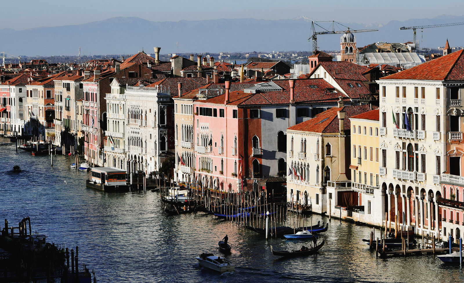 Canal Grande : After the sharp 90-degree bend at Rialto Bridge, the Grand Canal stretches out toward Train Station