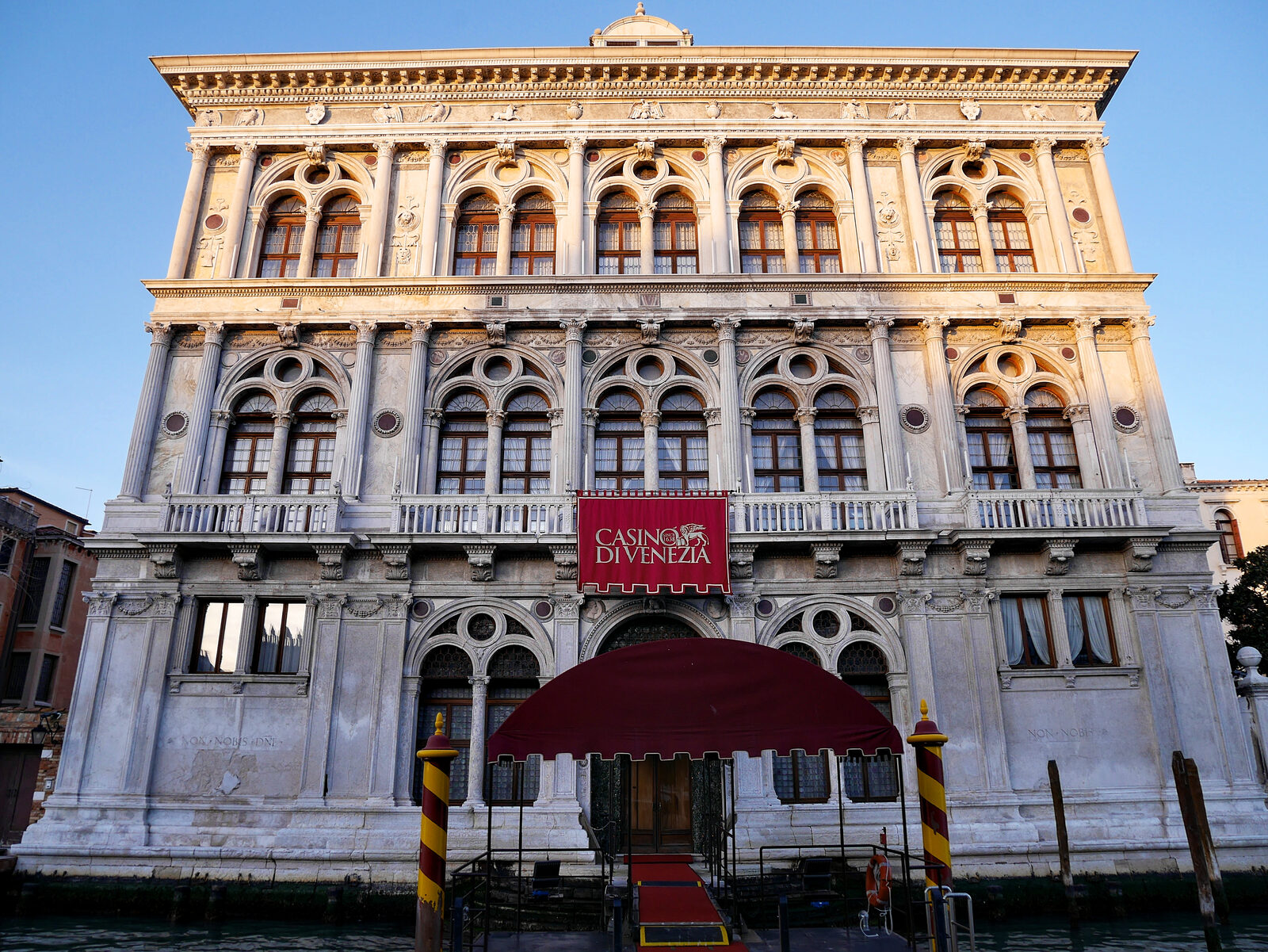 Canal Grande : The Ca' Vendramin Calergi palace is home to the Casino of Venice and is notable as the place where composer Richard Wagner passed away