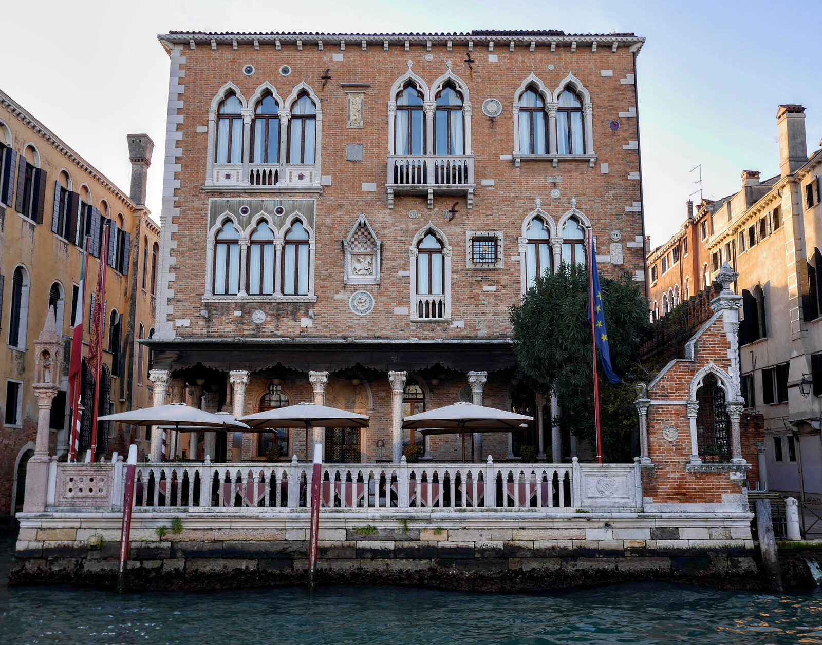 Canal Grande : Palazzetto Stern, an elegant exemplar of neo-Gothic architecture, now operates as a hotel