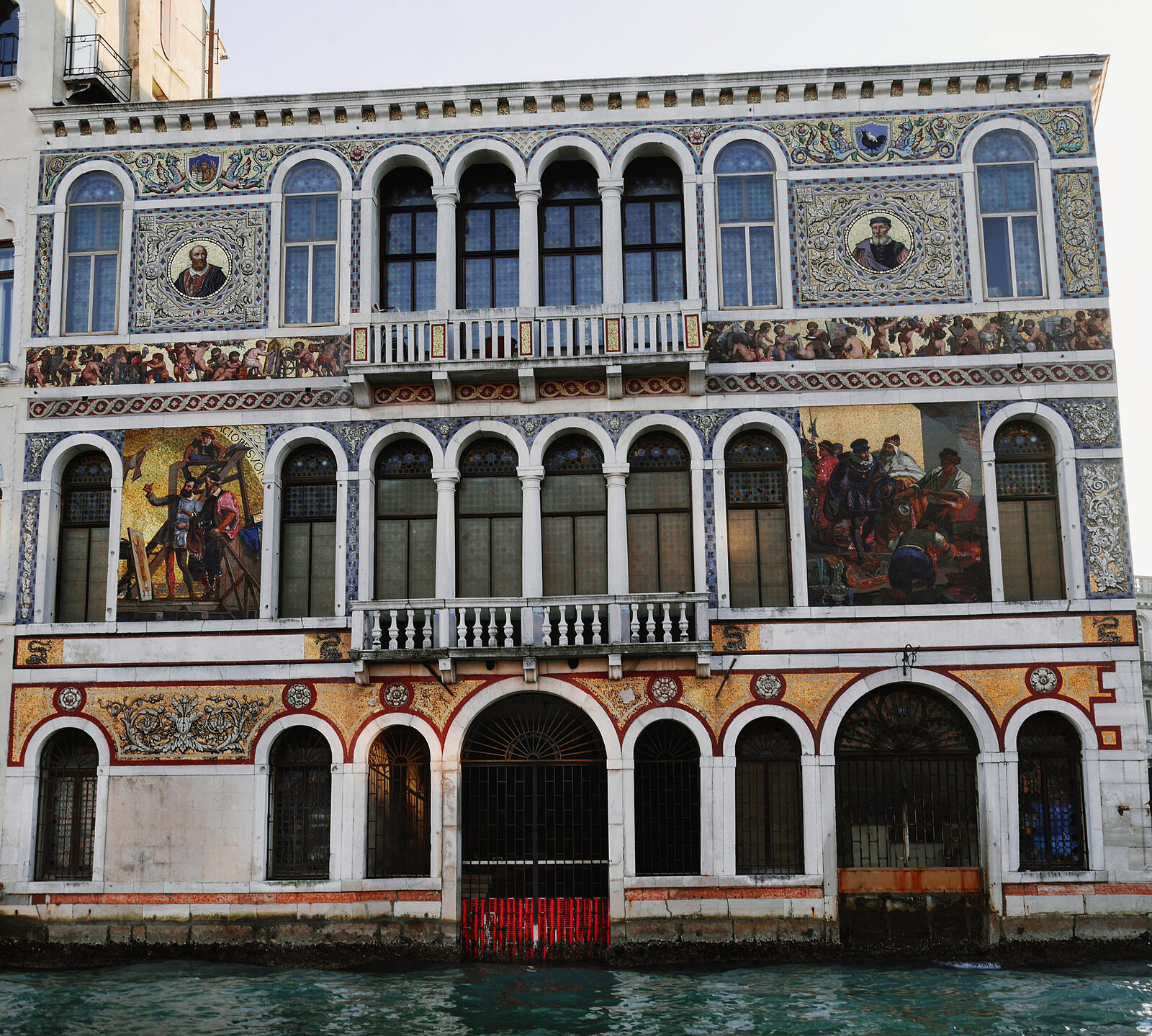 Canal Grande : The Murano glass mosaics of Palazzo Barbarigo