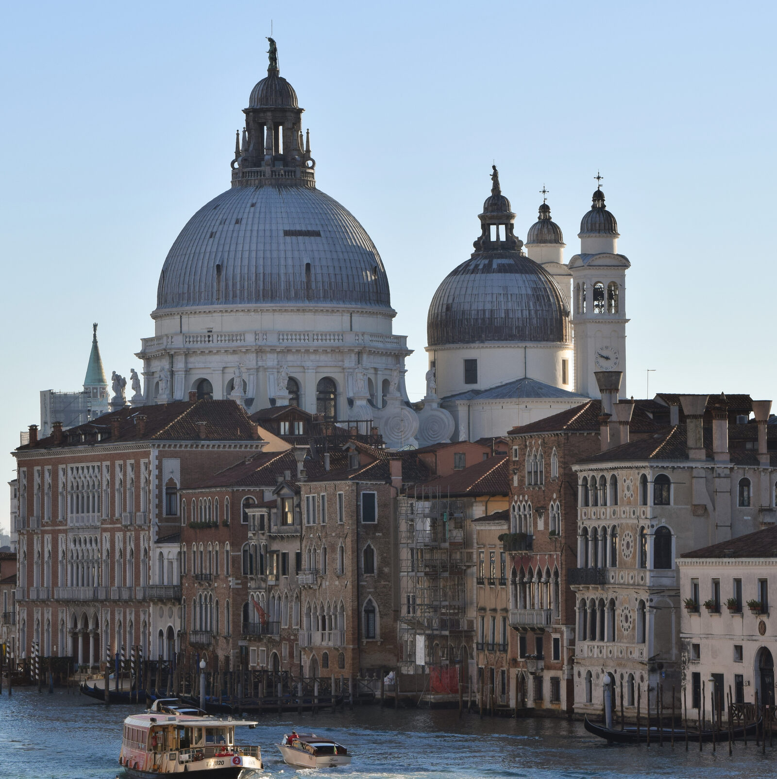 Canal Grande : Leaving behind the Santa Maria della Salute