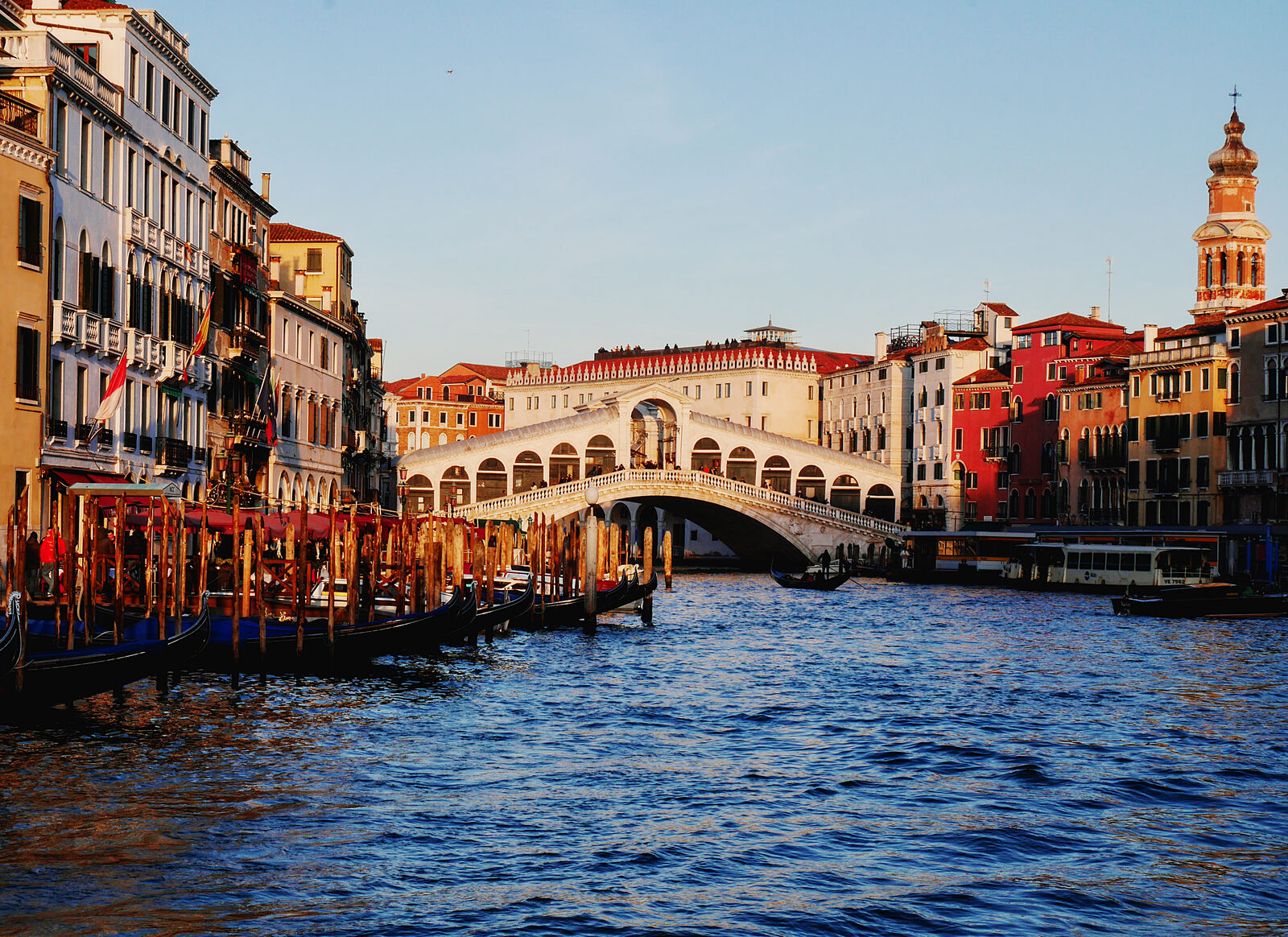 Canal Grande : Up until 1854, Rialto Bridge was the only bridge spanning the Grand Canal
