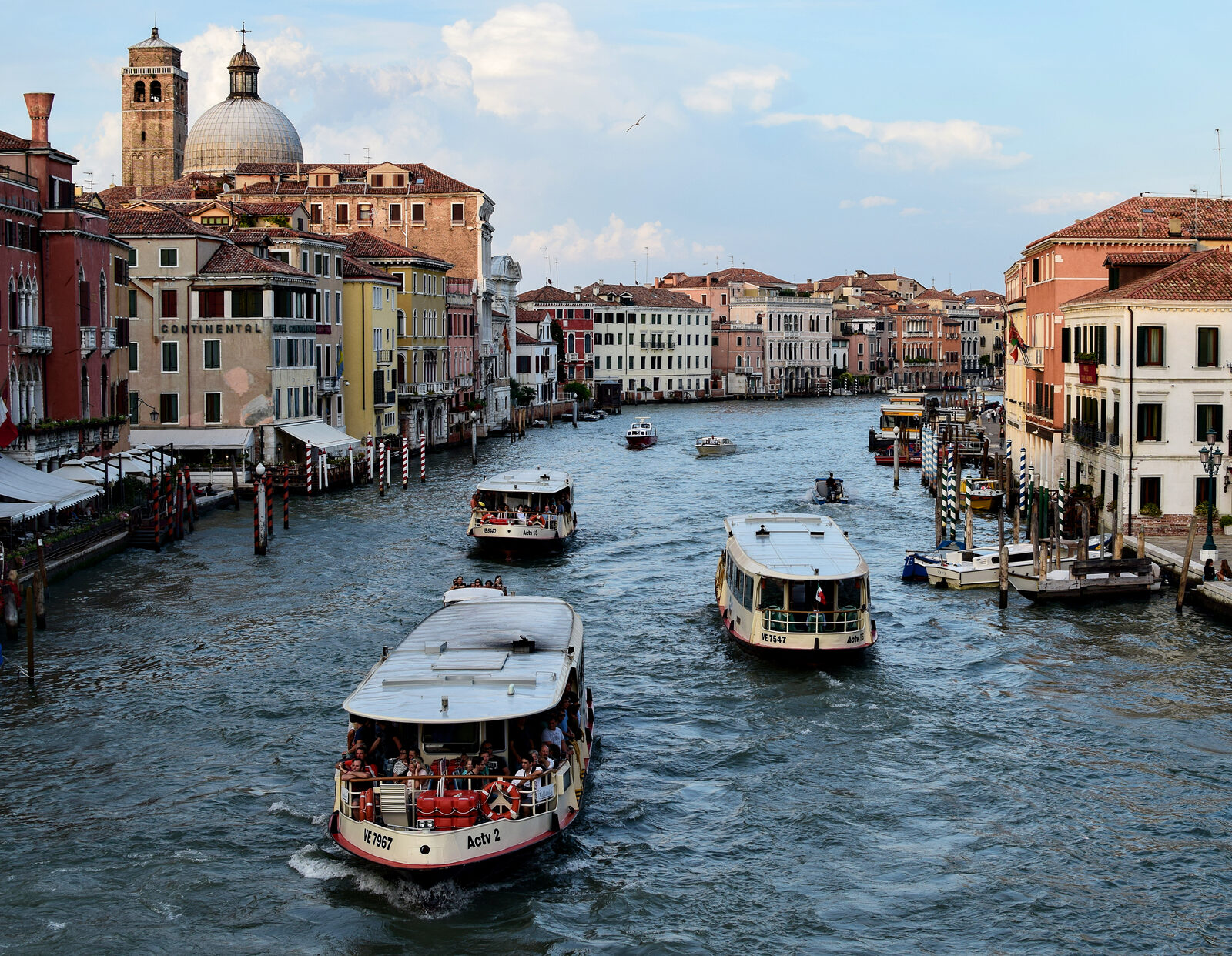 Canal Grande : Intense boat traffic is common while passing by the elegant Chiesa dei Santi Geremia e Lucia on the left bank